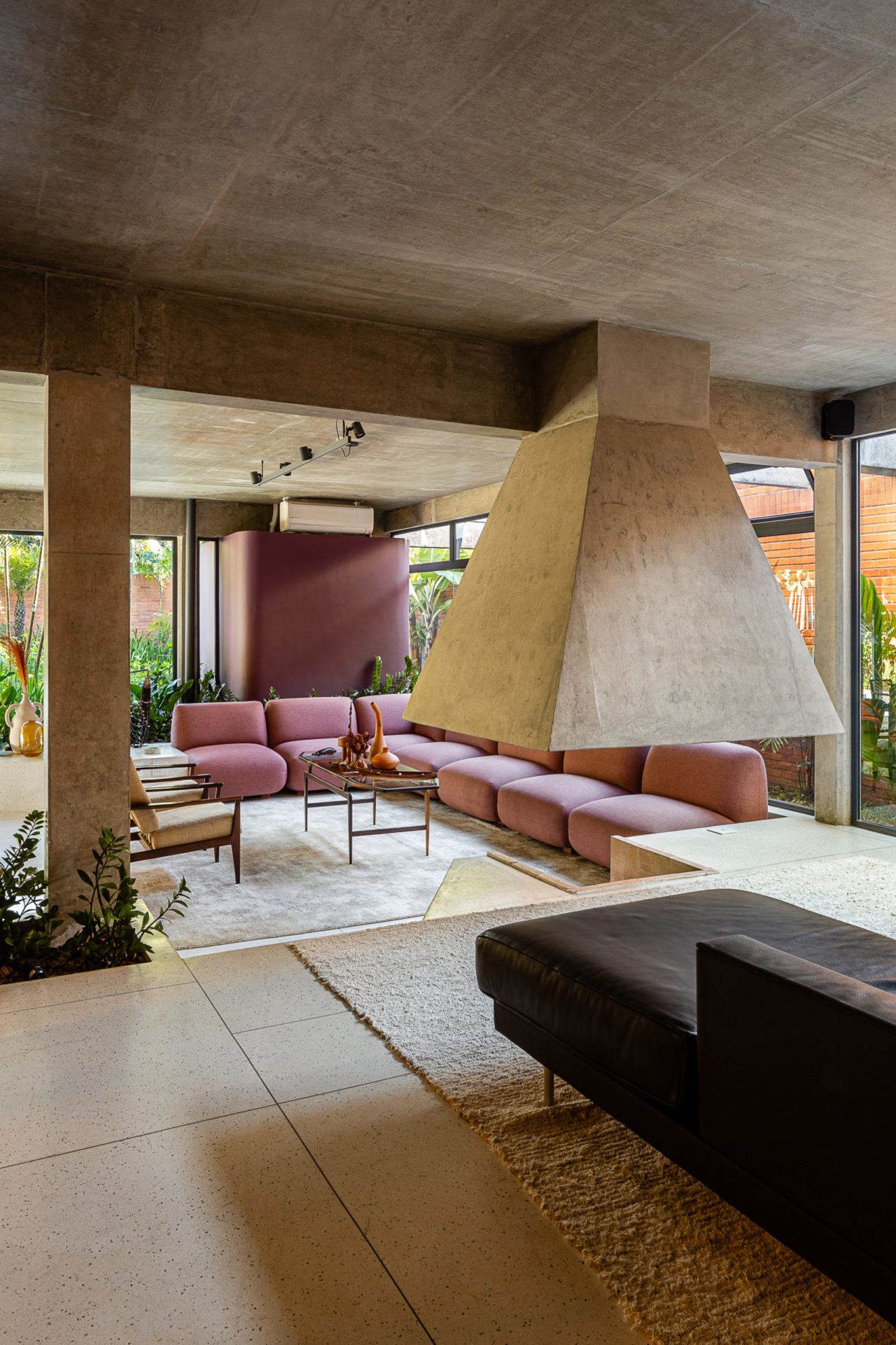 na foto uma ampla sala de estar