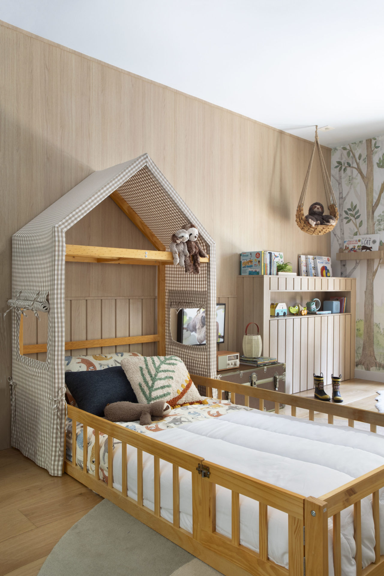 na foto de quarto infantil com cama com cabeceira de casa e cômoda