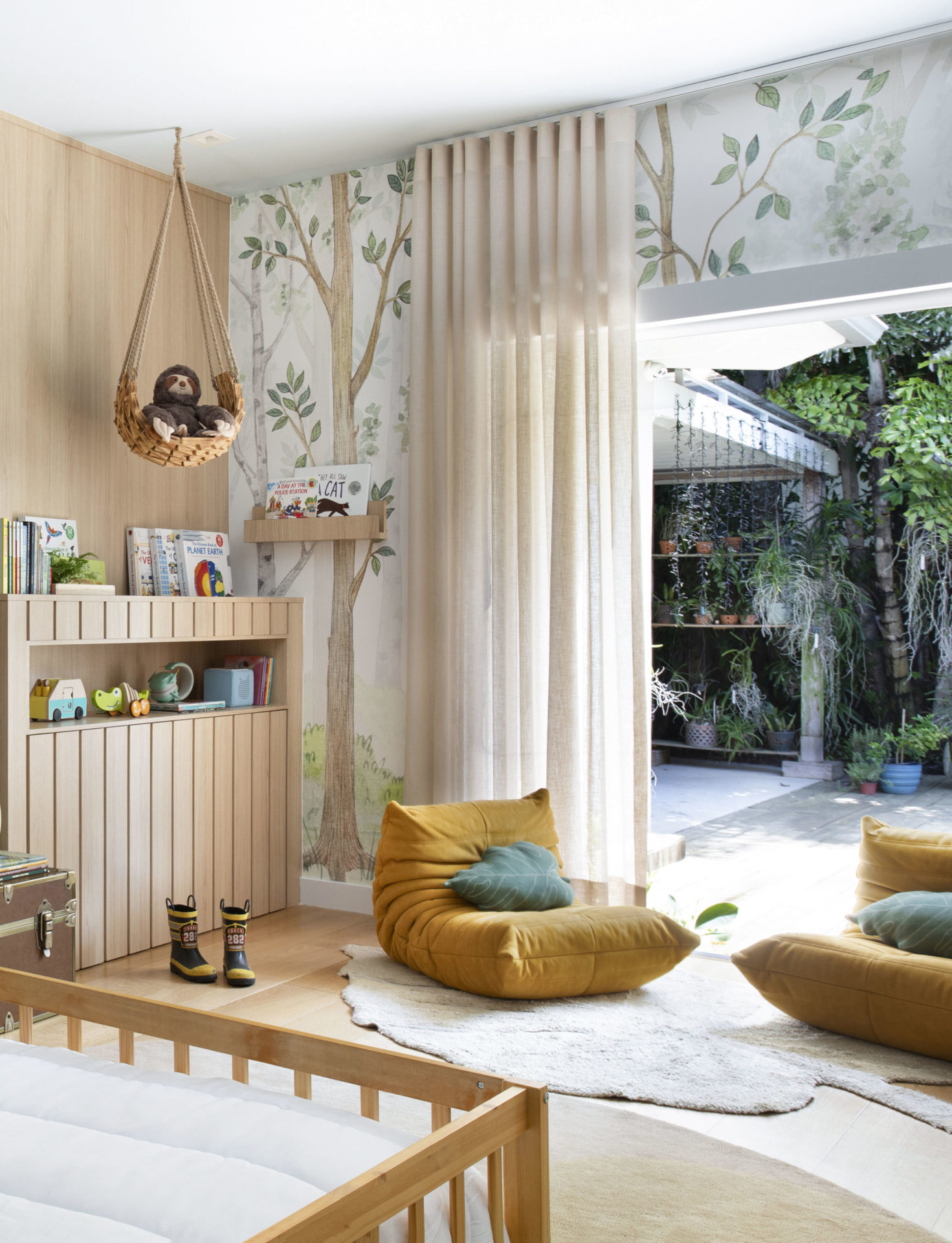 na foto quarto de criança com tema animal preguiça com cama, puff e cortina