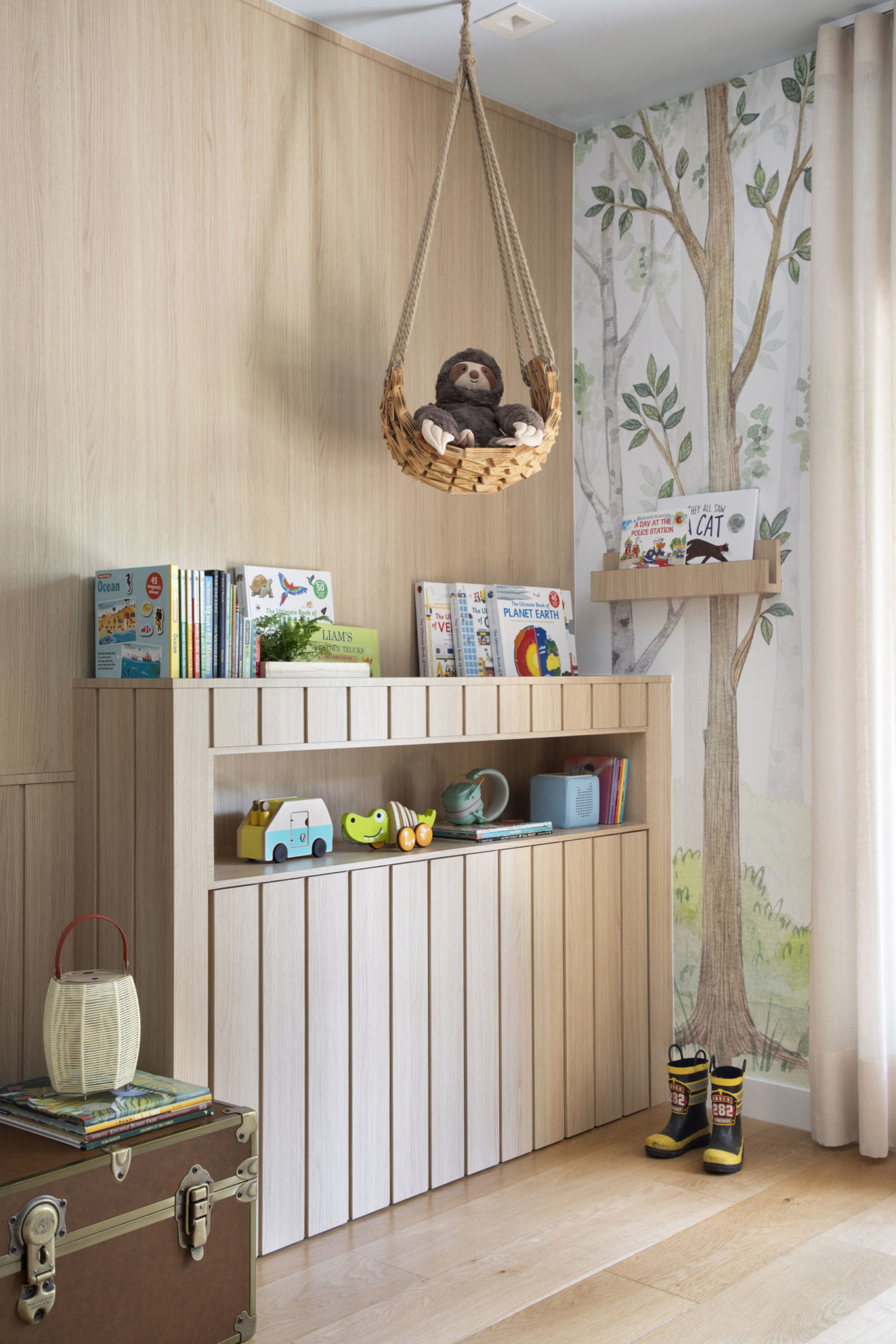 na foto quarto de menino com tema do animal preguiça