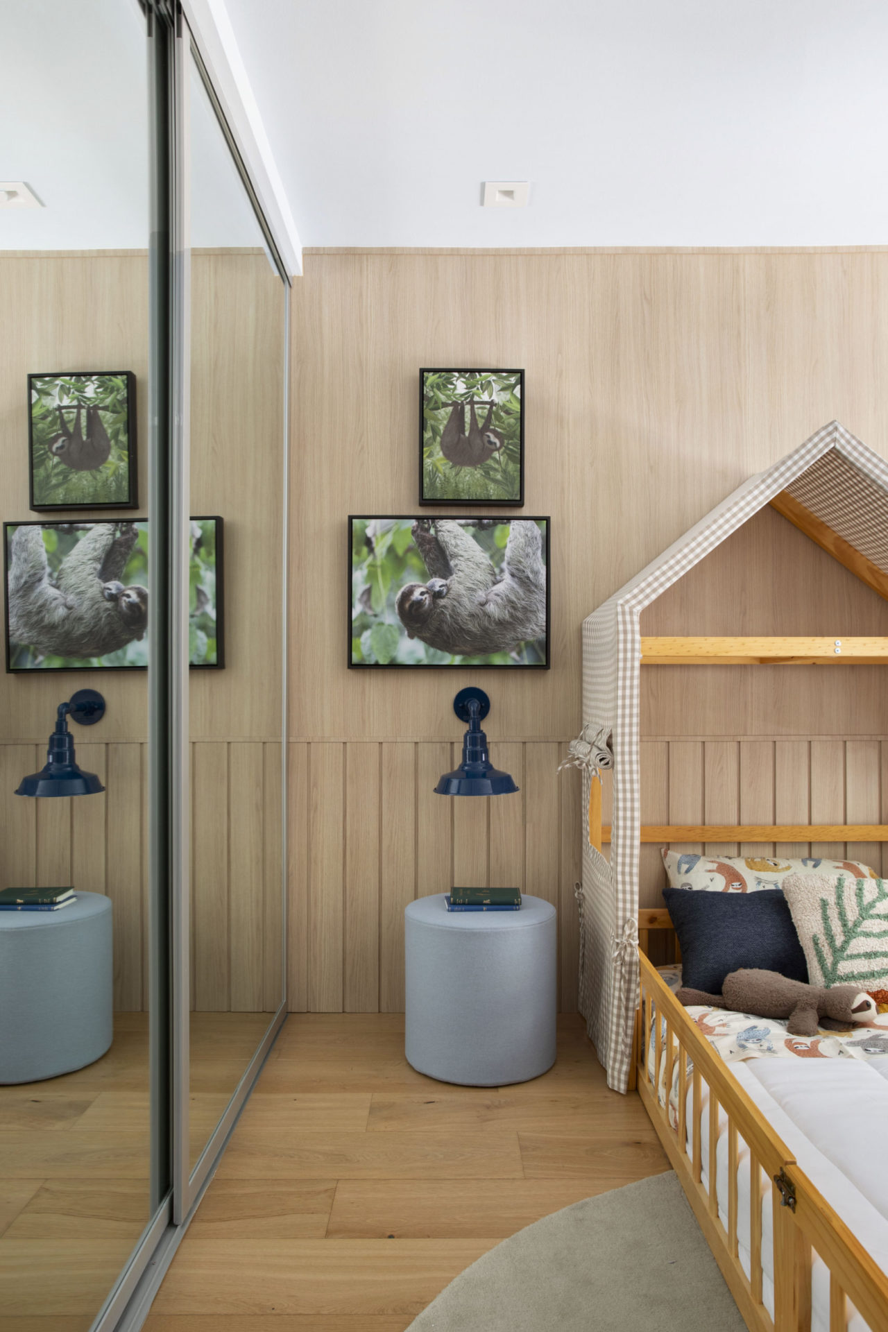 quarto infantil com cama com a cabeceira em formato de casa e armário espelhado