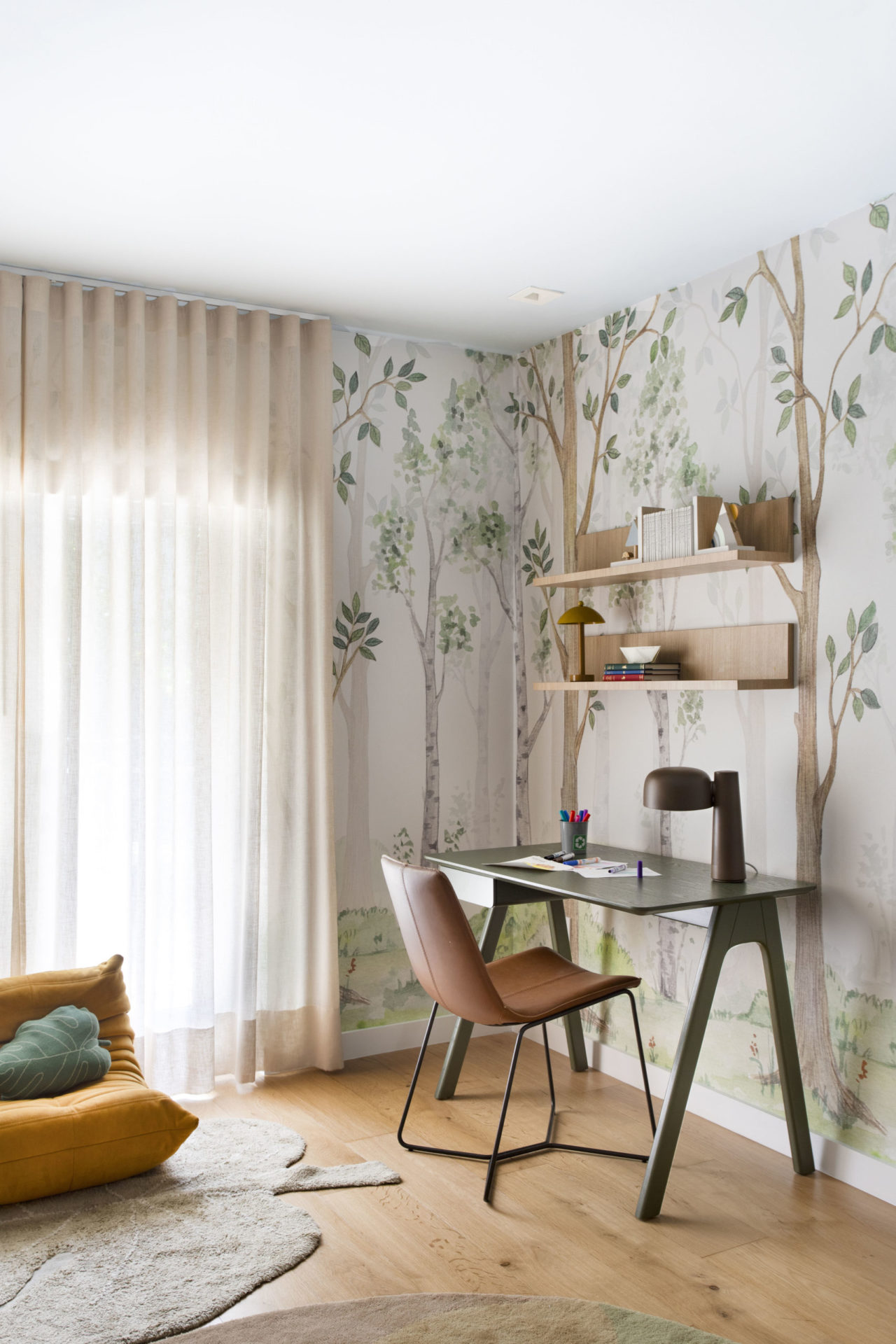 na foto quarto infantil em tons pasteis e mesa de estudo