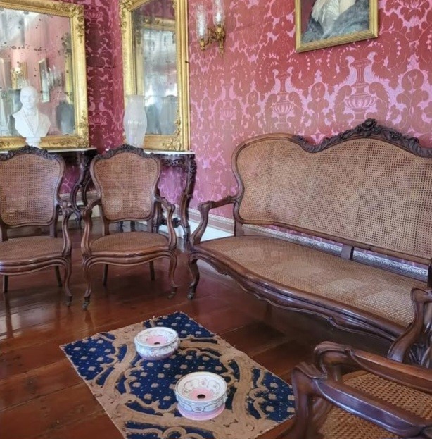 na foto escarradeira no Salão na Casa da Hera, Vassouras