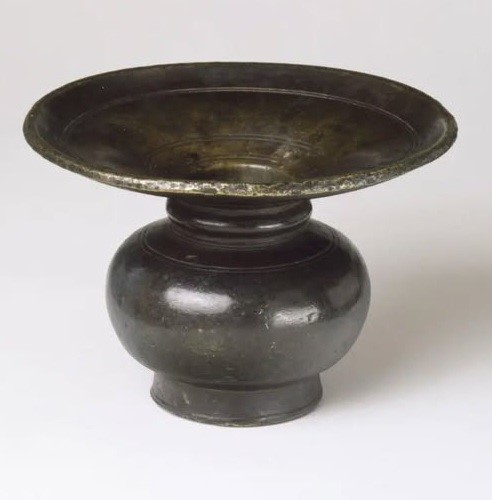 na imagem um cuspidor ou escarradeiras de metal