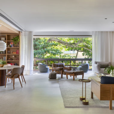 na foto sala de estar , sala de jantar e varanda