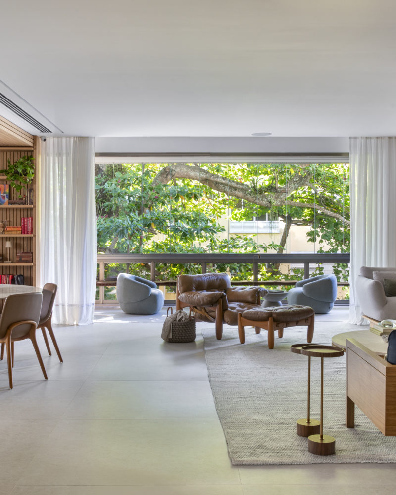 na foto sala de estar , sala de jantar e varanda