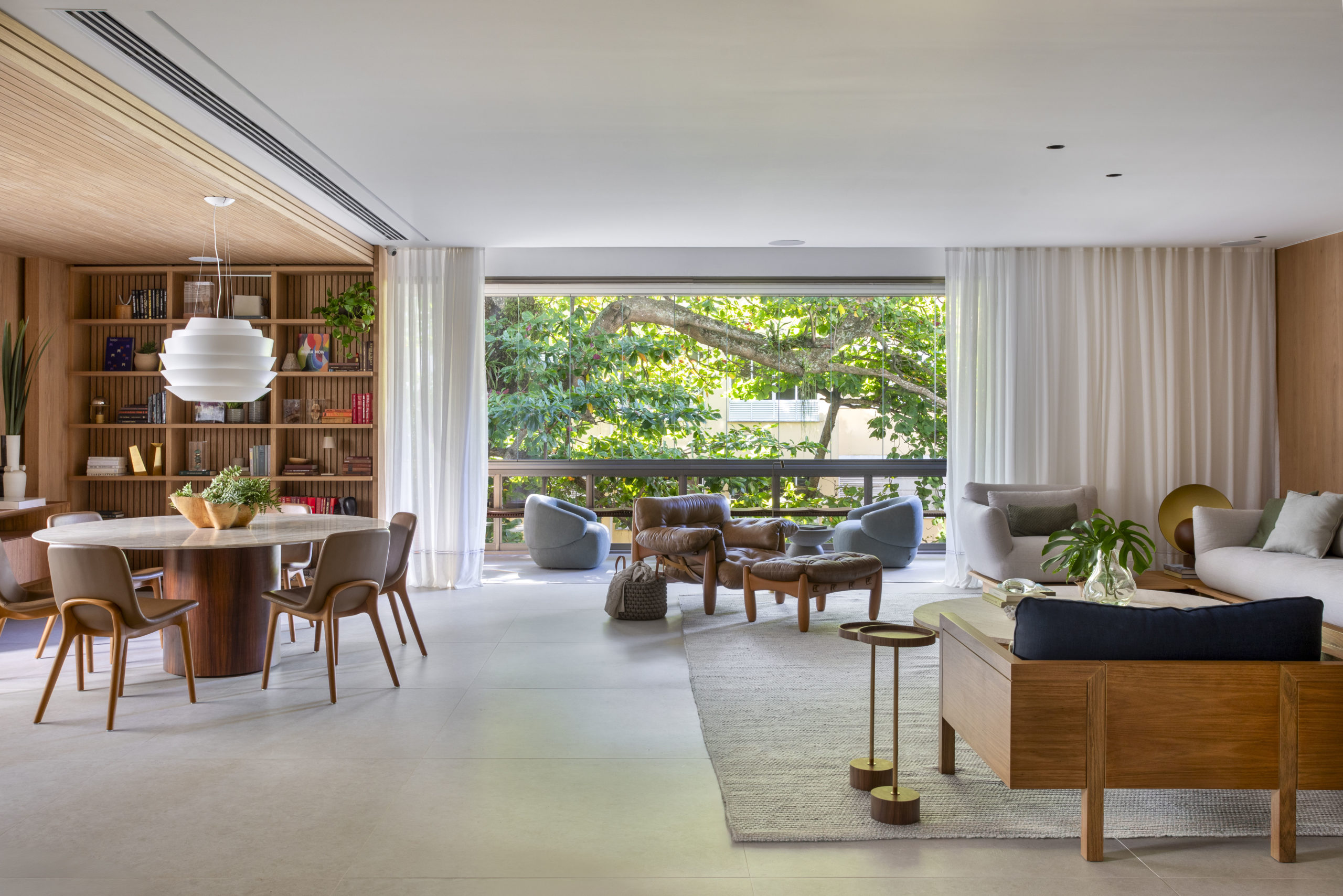 na foto sala de estar , sala de jantar e varanda