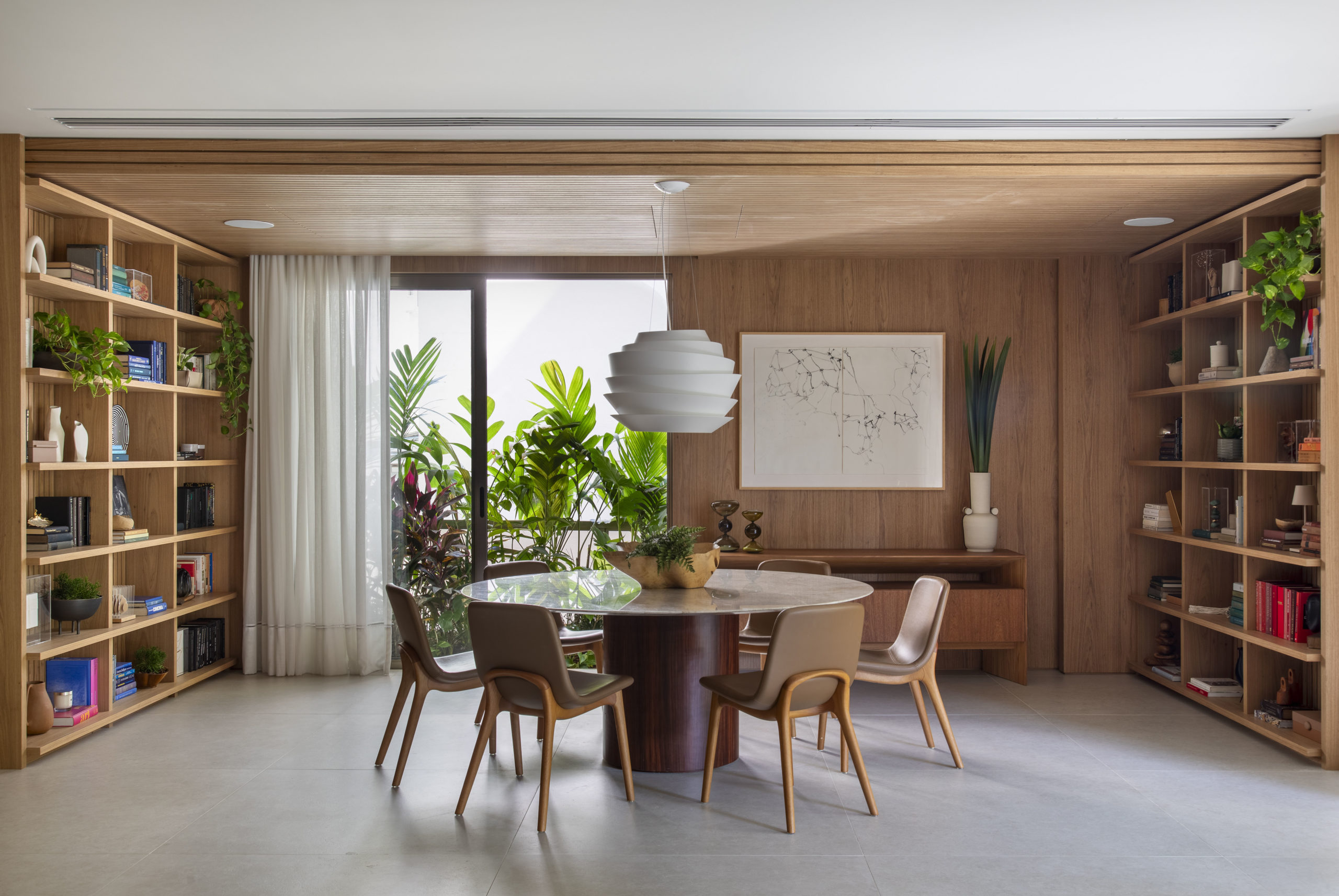 na foto sala de jantar com mesa, luminária pendente