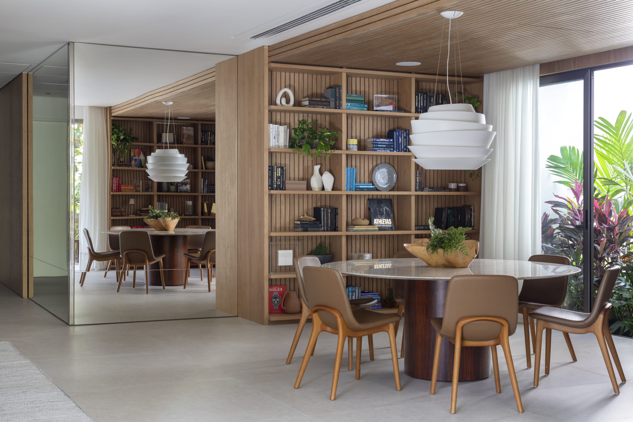 na foto sala de jantar com mesa e estante em madeira