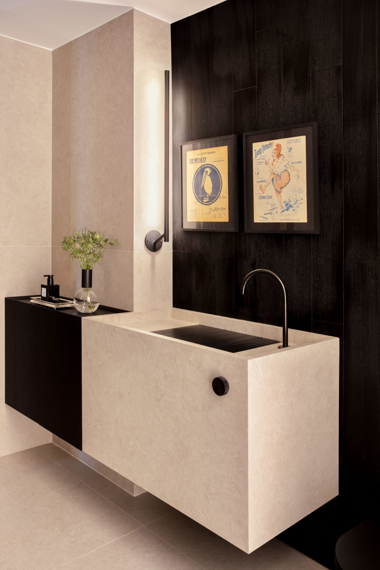 lavabo em preto e branco