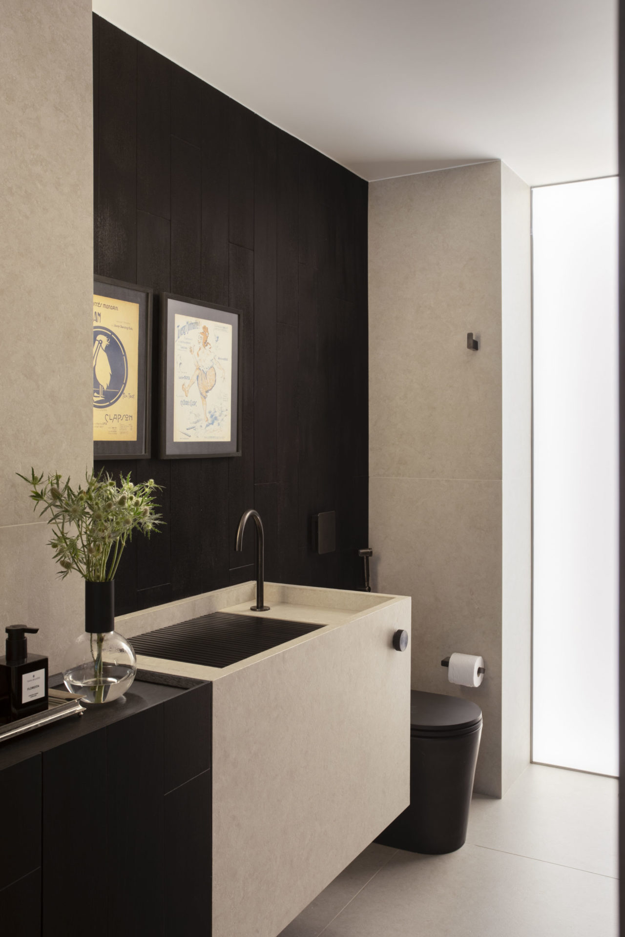 na foto lavabo em preto e branco