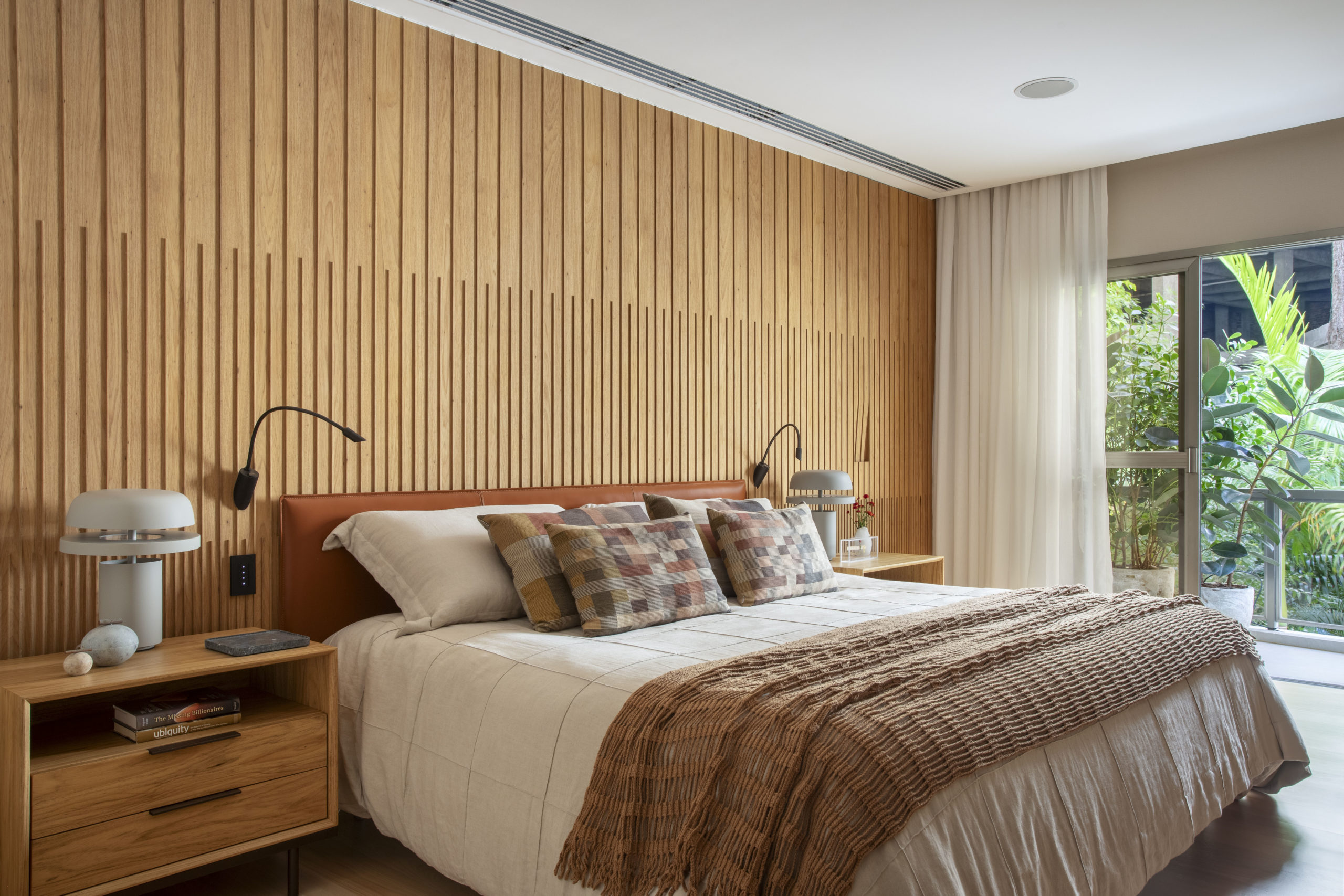 na foto quarto com cama de casal e janelão