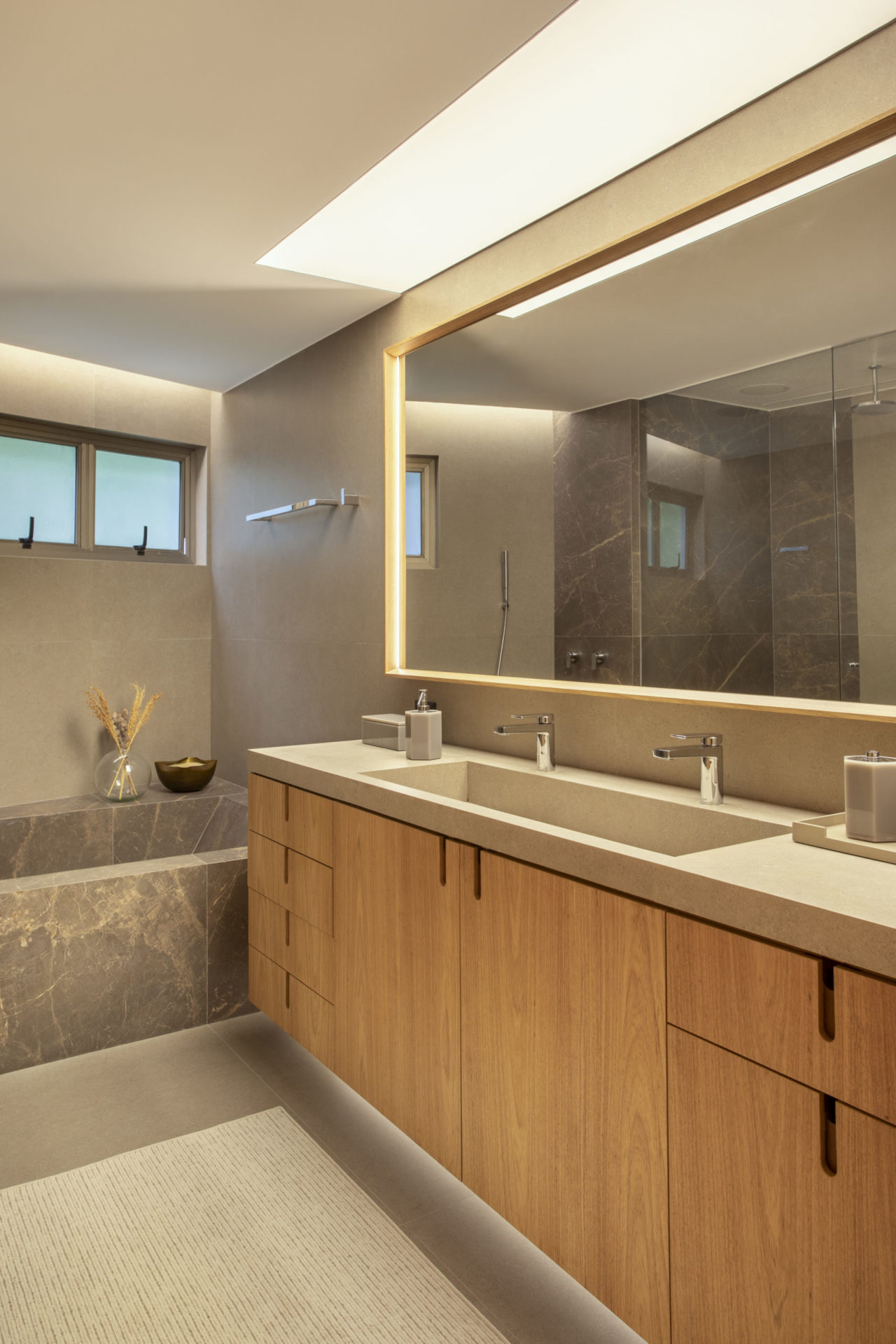 na foto banheiro de suíte de quarto de casal