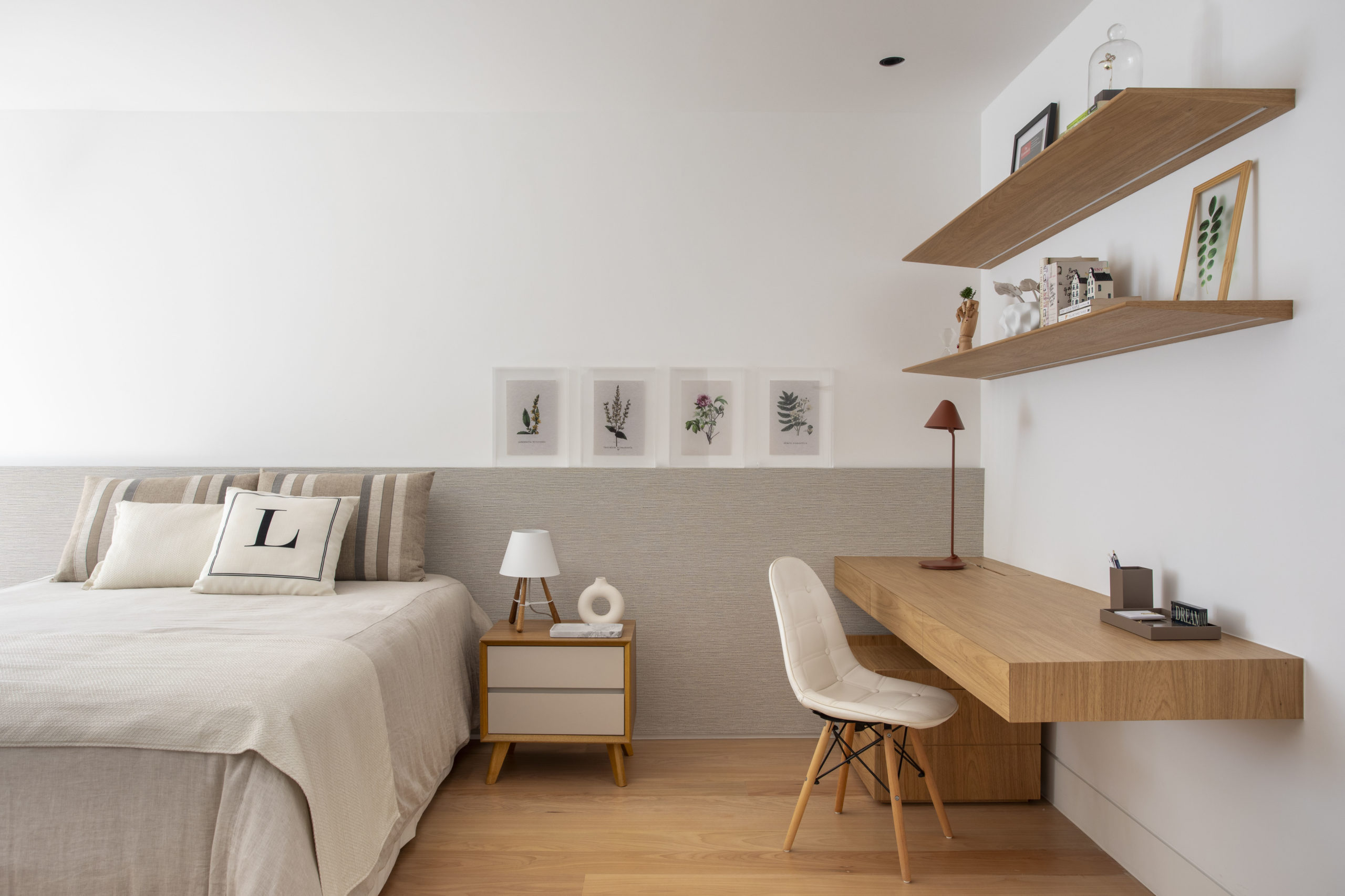 na foto quarto em tons claros, com cama e escrivaninha