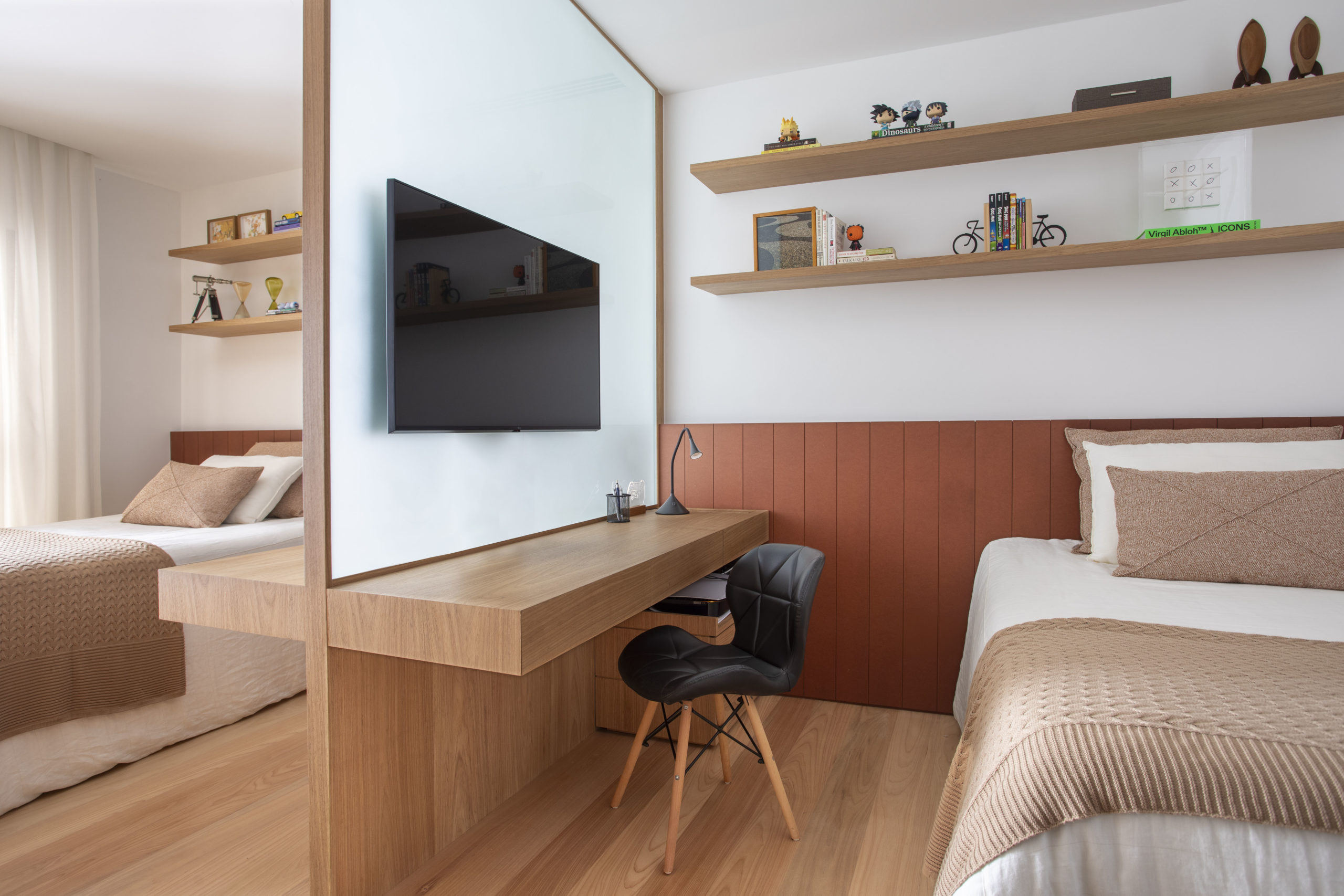 quarto com camas e uma parede com TV