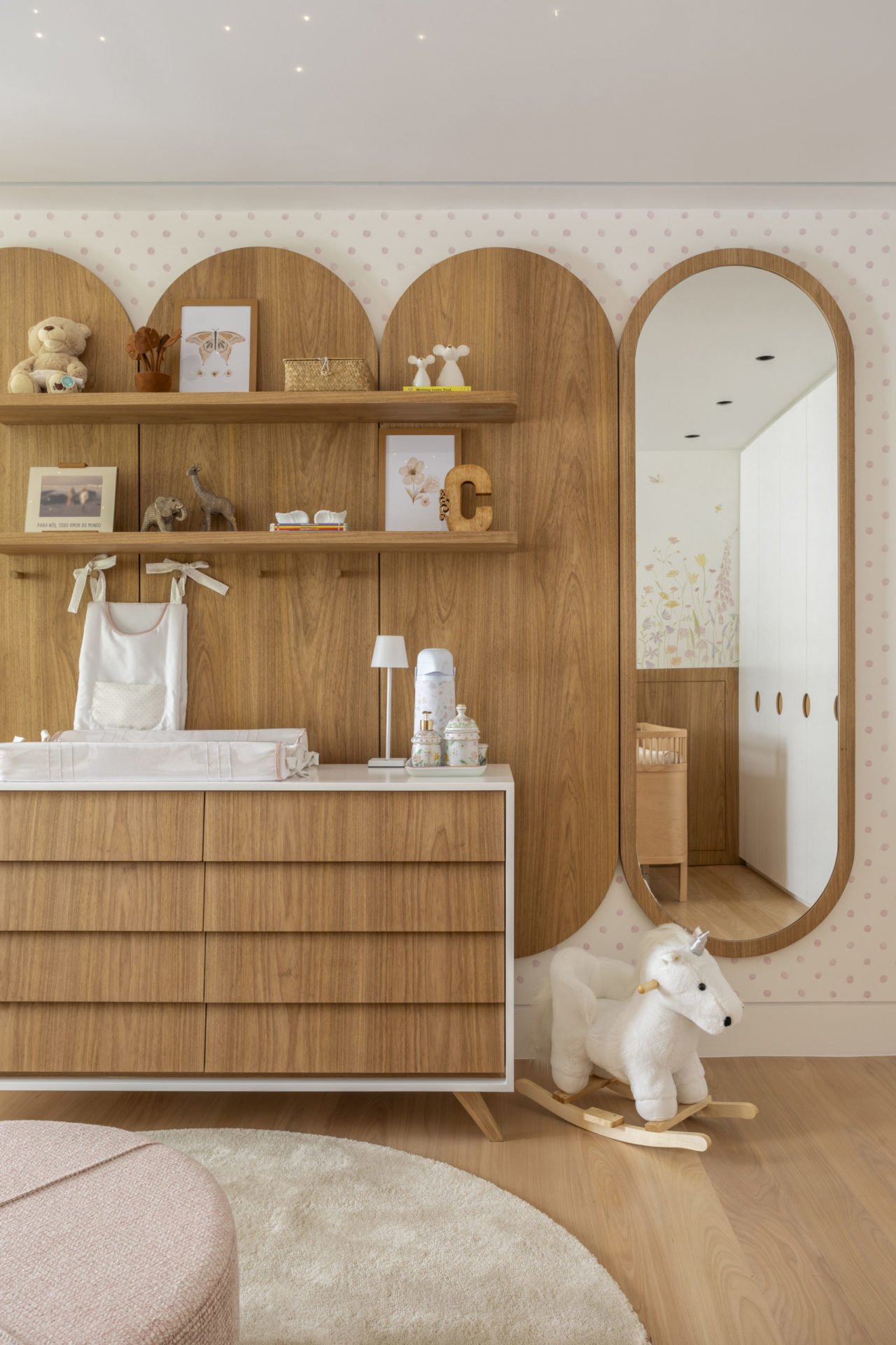 na foto quarto para bebê com móveis em marcenaria