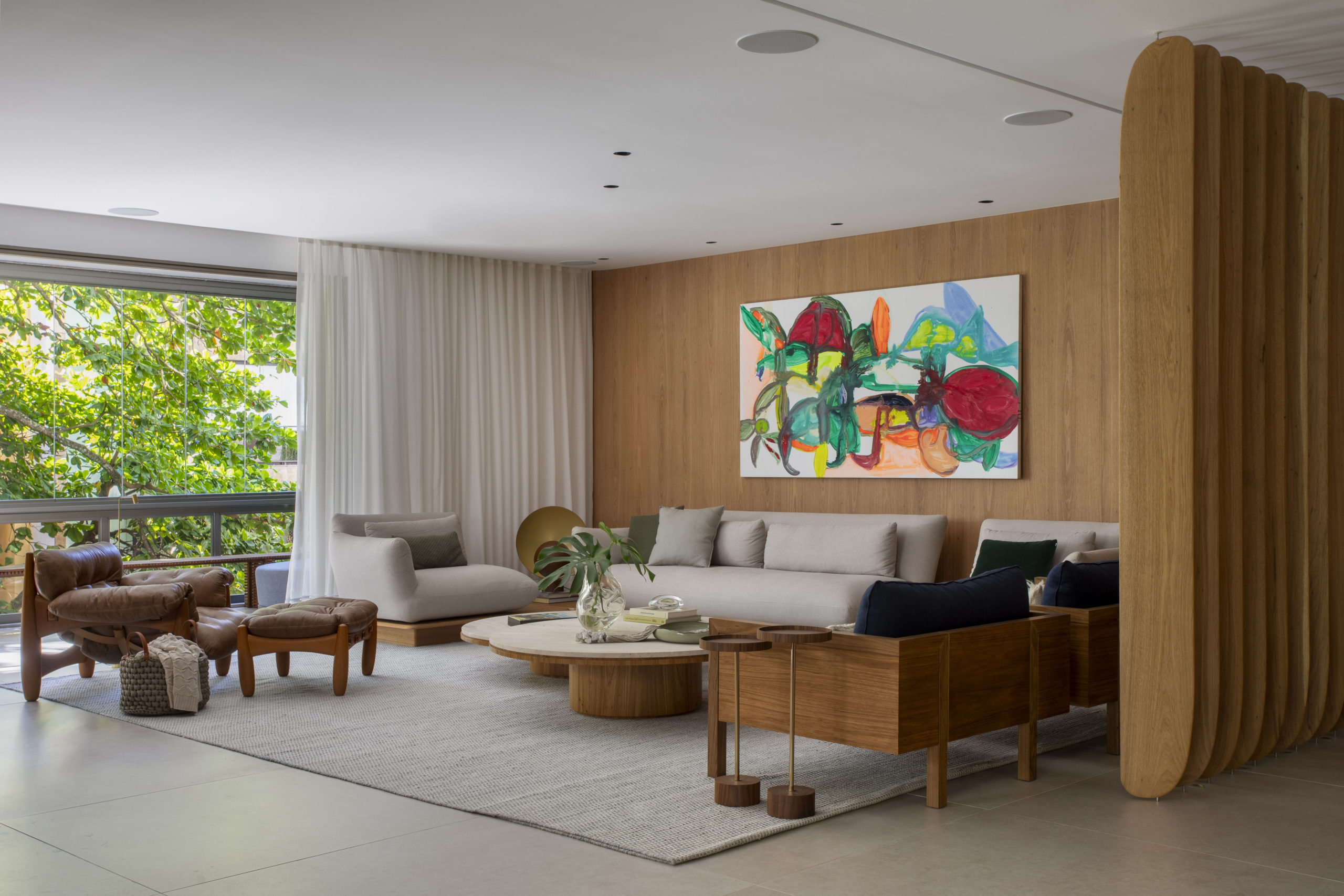 na foto varanda e sala de estar