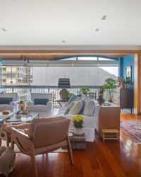 na foto sala de apartamento reformado com tapeçaria peruana