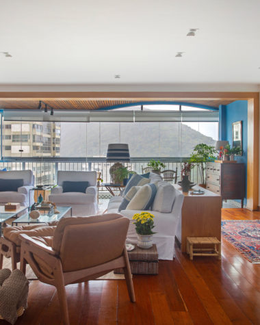 na foto sala de apartamento reformado com tapeçaria peruana