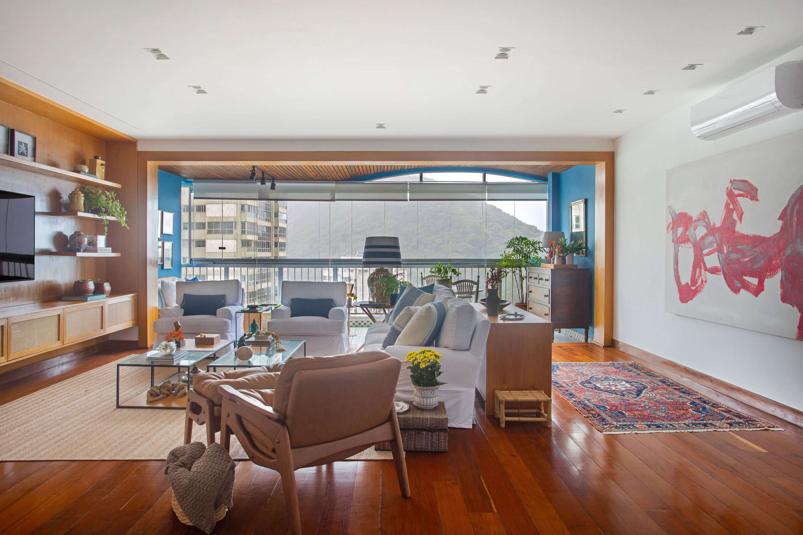 na foto sala de apartamento reformado com tapeçaria peruana