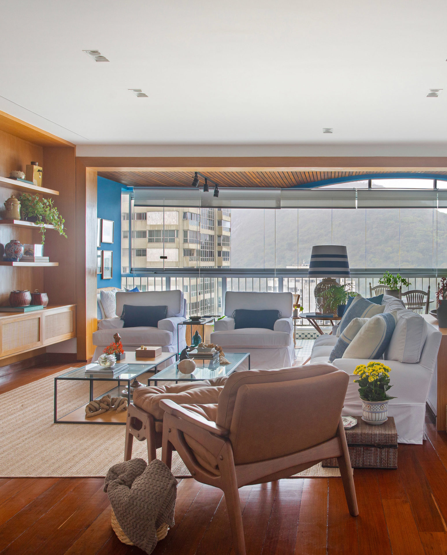 na foto uma sala com piso de madeira