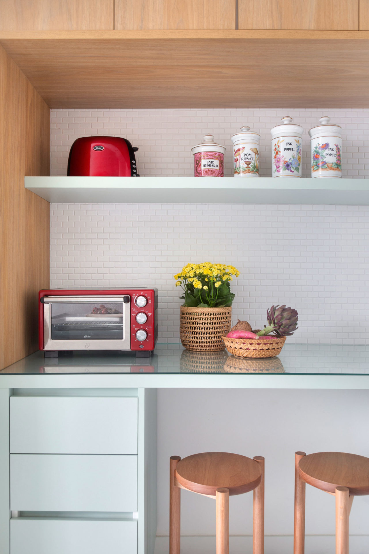 na foto cozinha em tons verde e branco