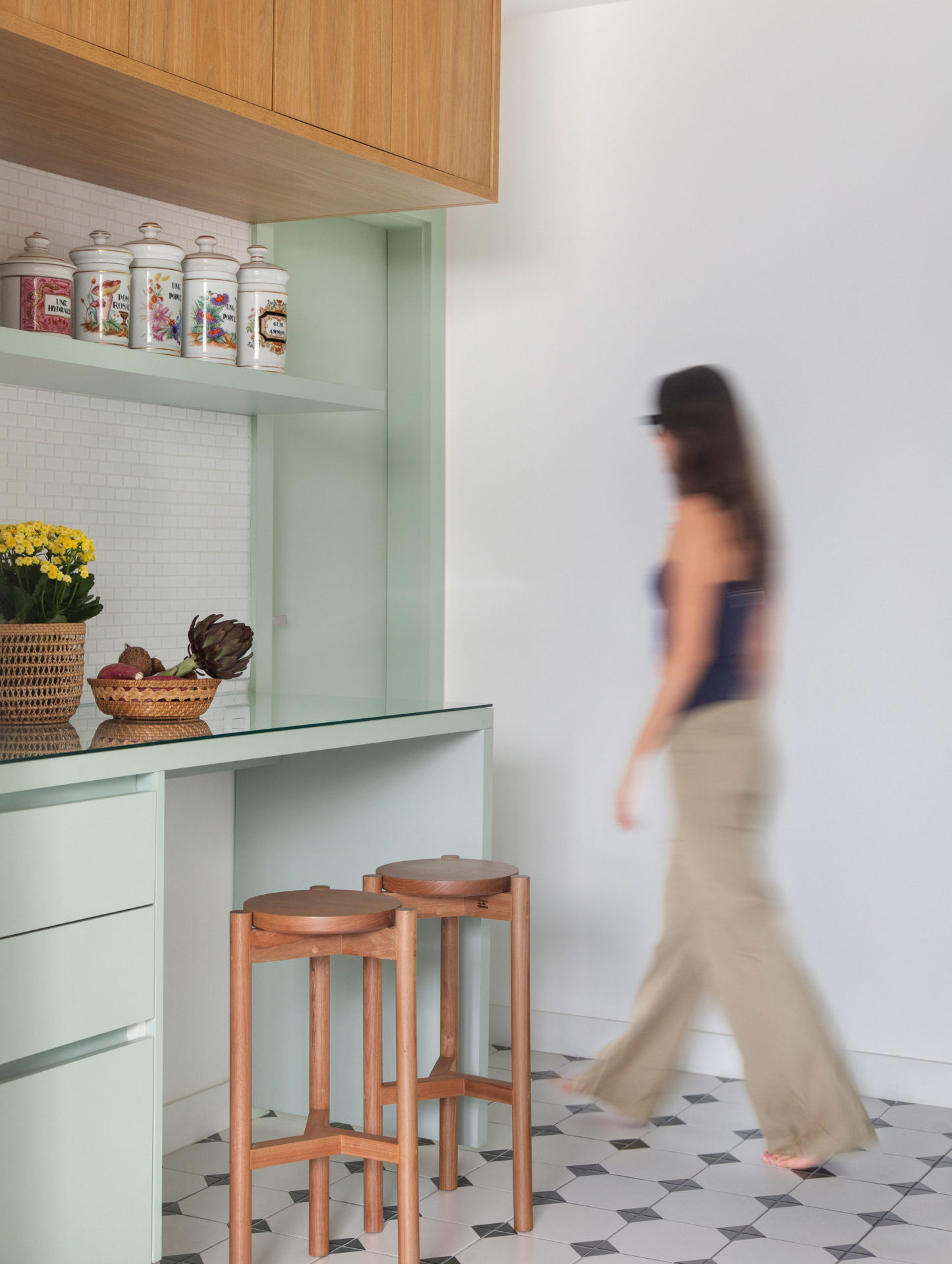 na foto cozinha em tons de verde e branco