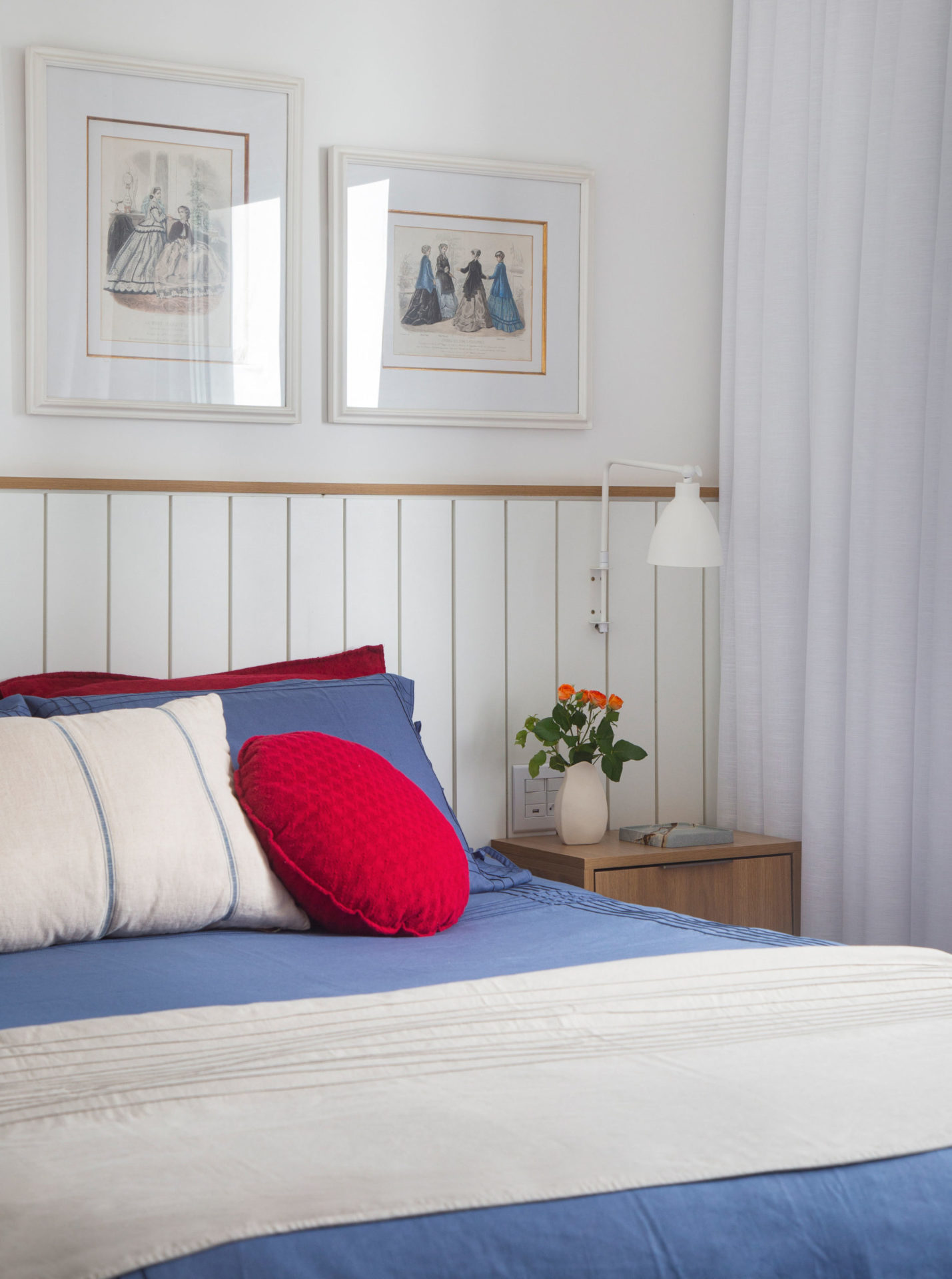 na foto quarto com cama de casal e quadros na parede