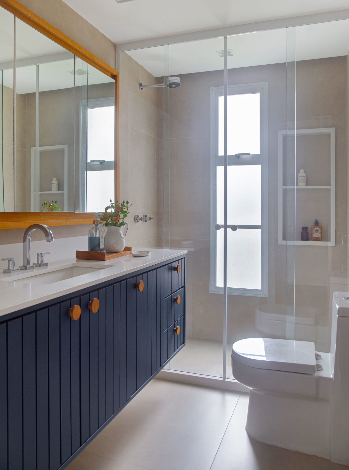 na foto banheiro com bancada em azul