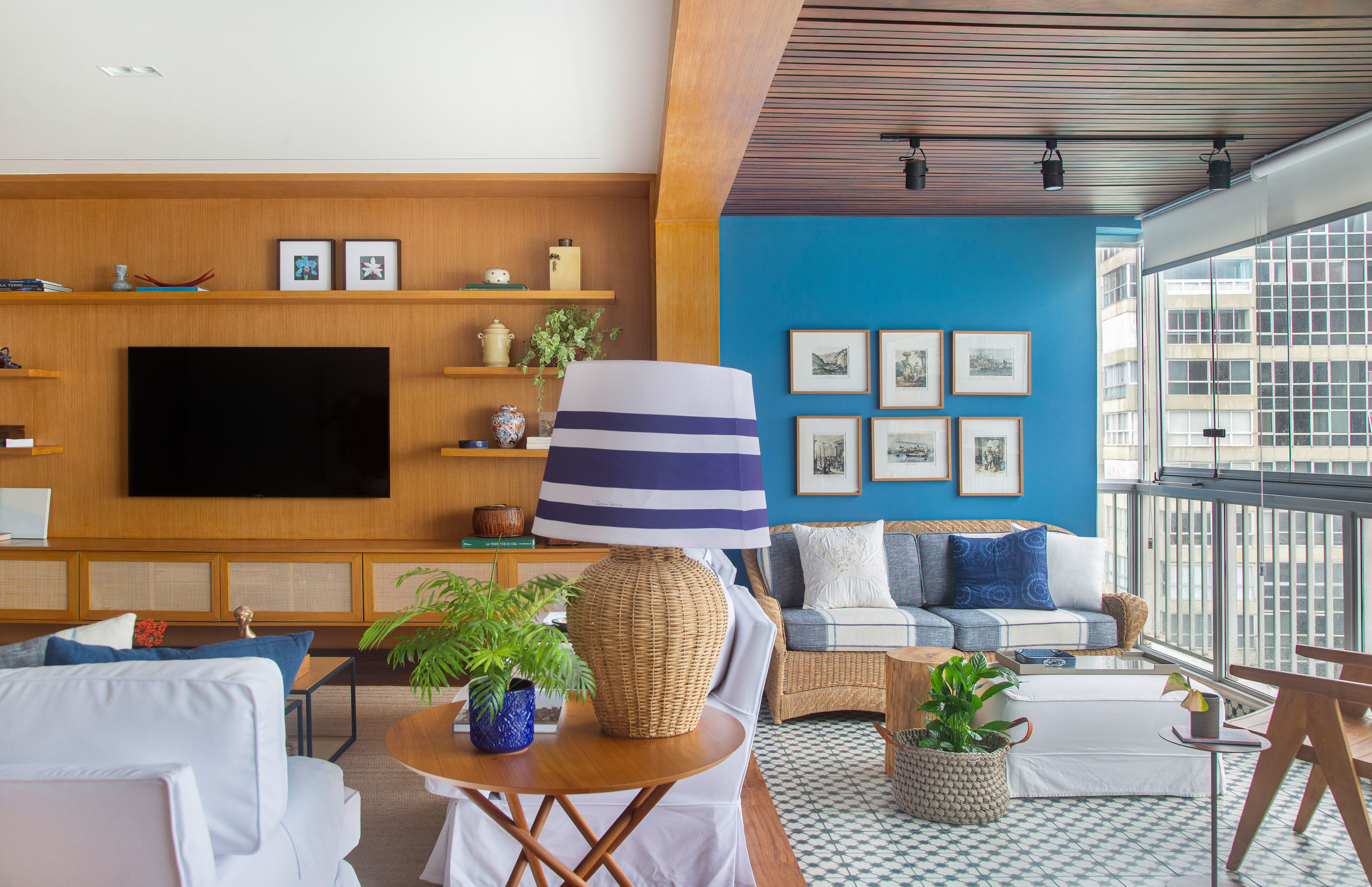 na foto varanda e sala um ao lado da outra