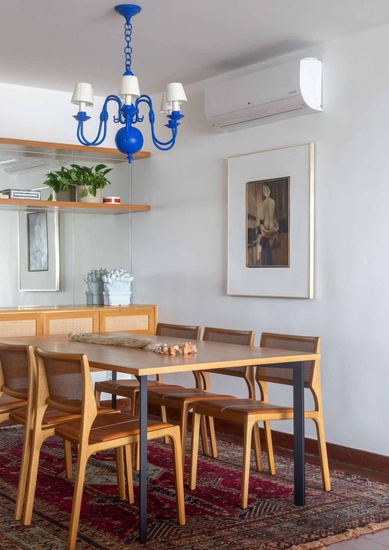 sala de jantar com lustre na cor azul