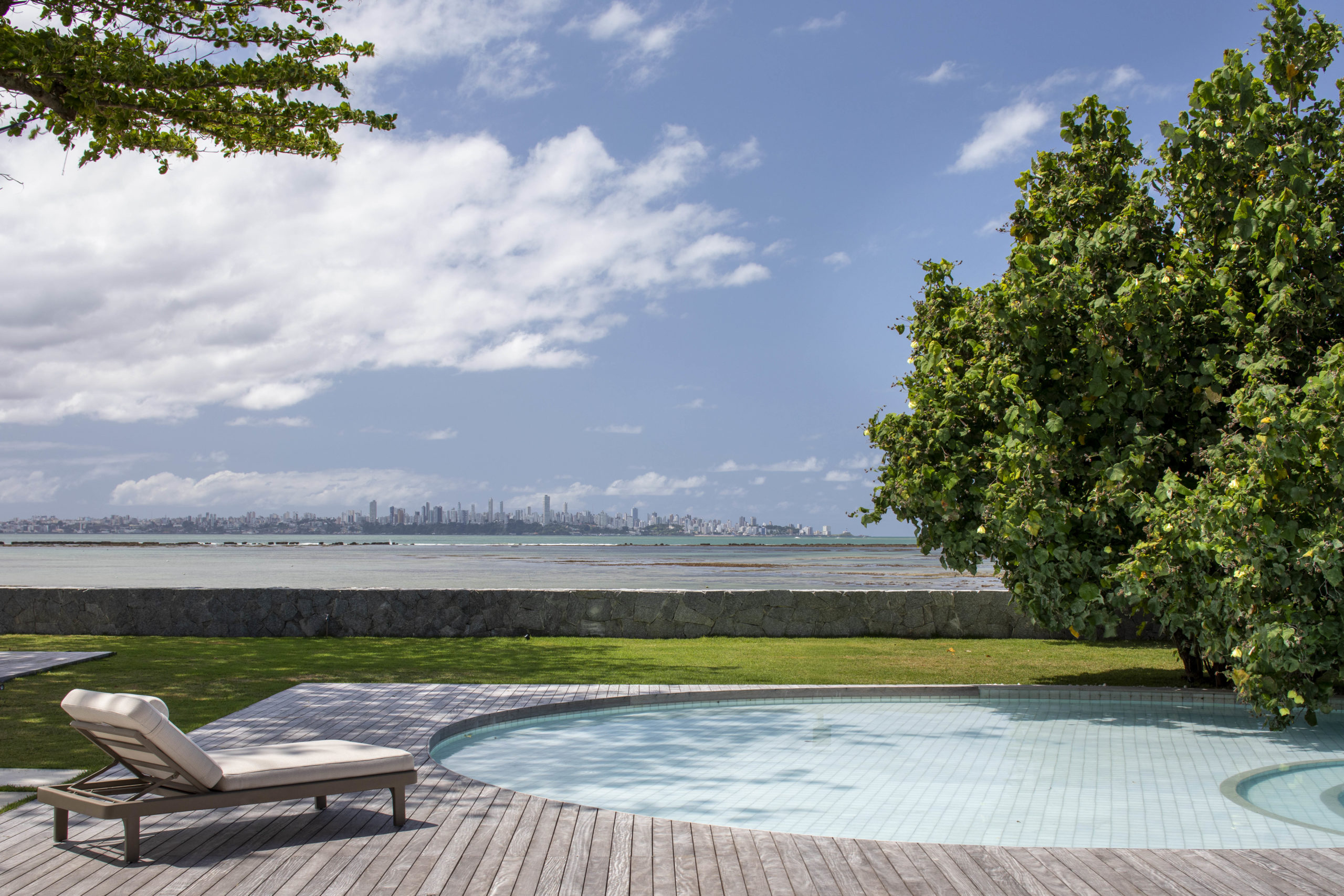 casa de praia com piscina com vista para o mar
