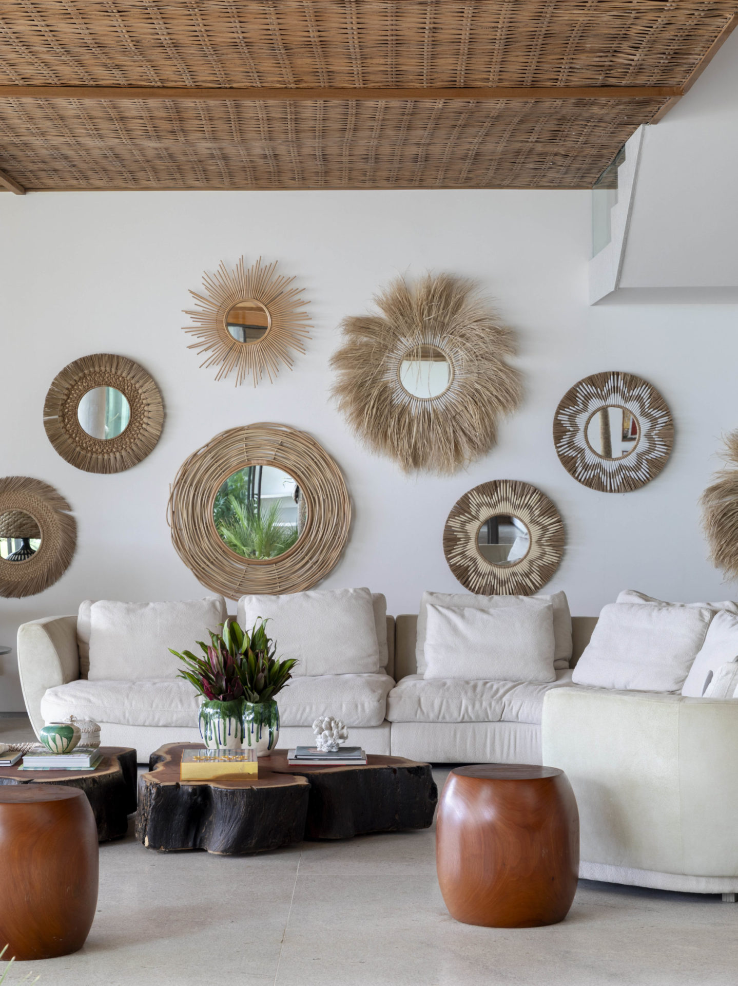 sala de casa de praia com decoração em tons leves