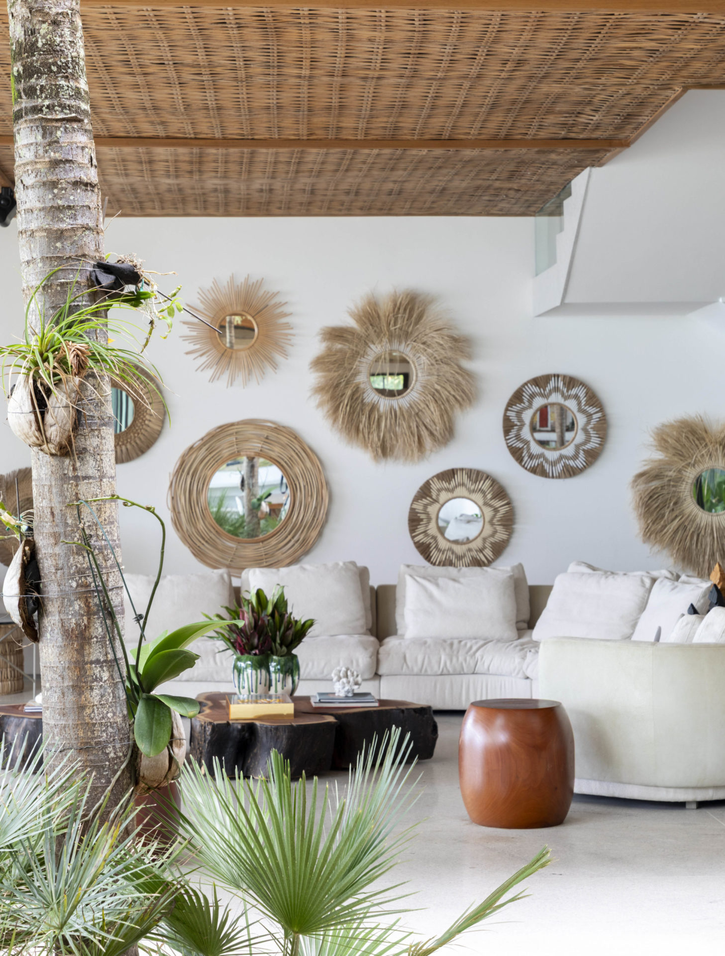 na foto sala de estar com objetos na parede