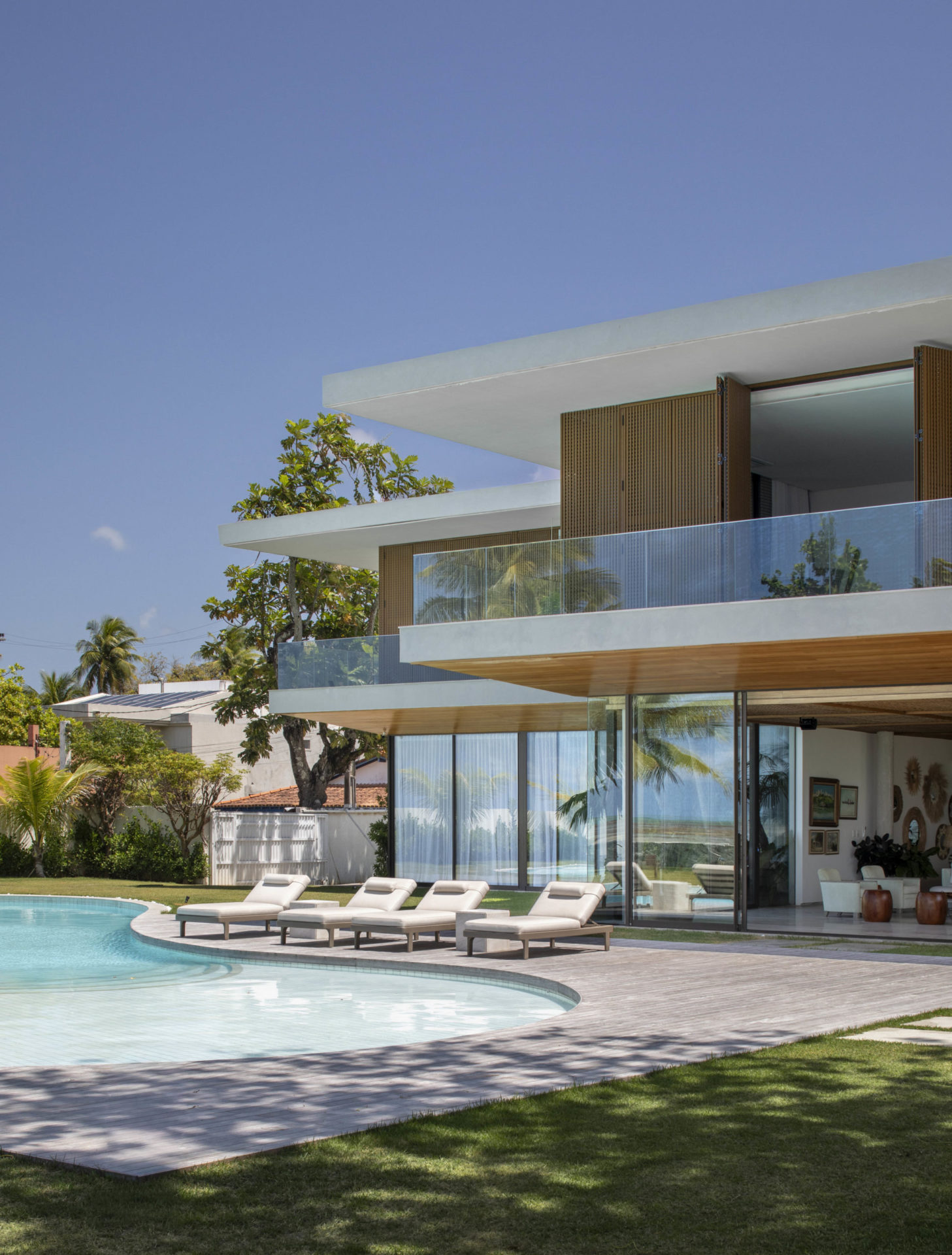 na foto casa de praia com dois andares e pscina