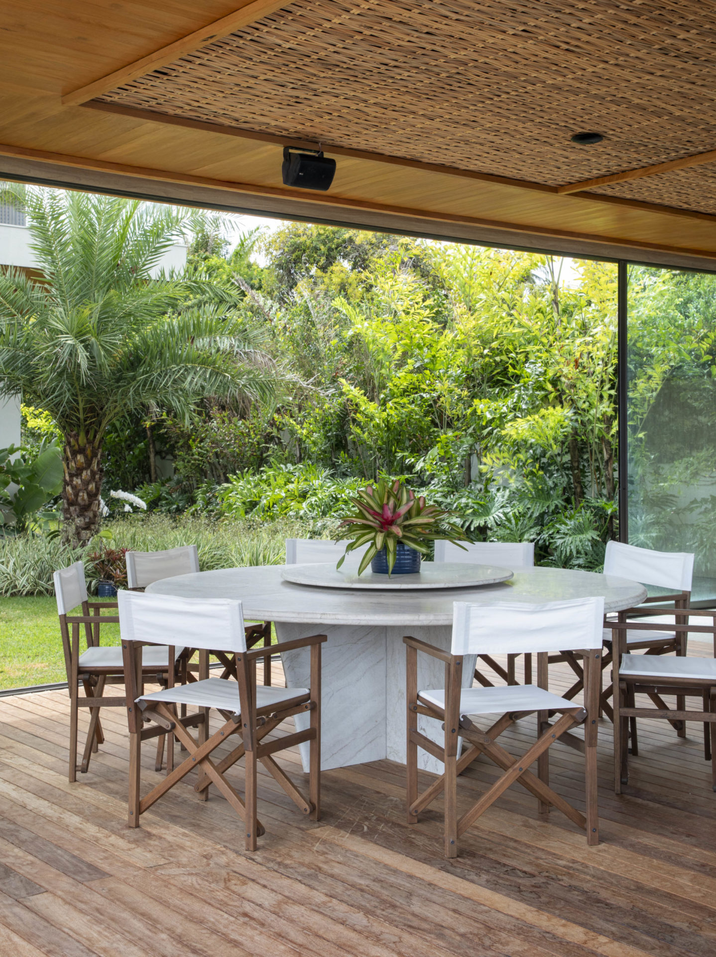 na foto mesa e cadeiras 