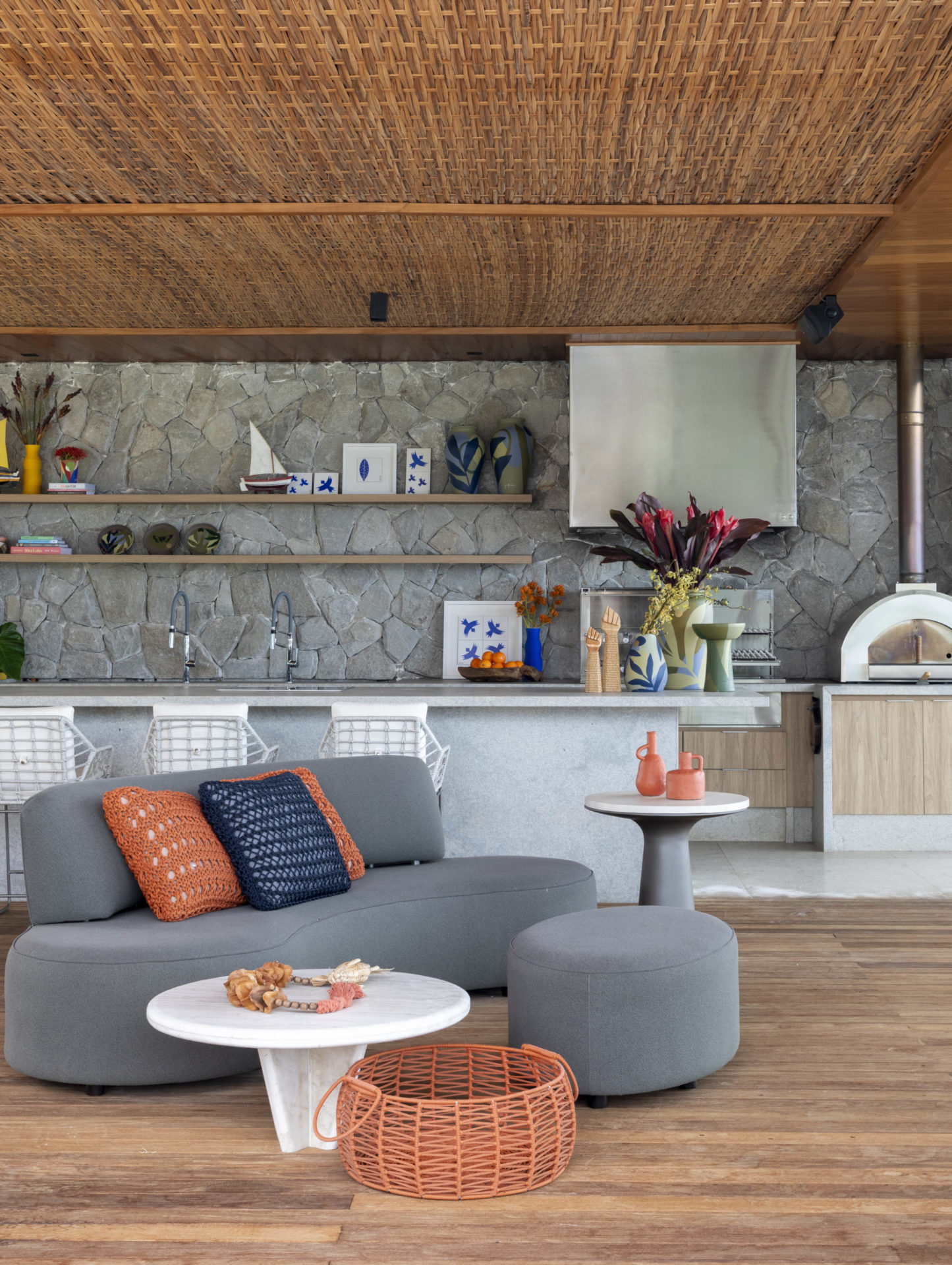 na foto sala com sofá, mesa de centro e no teto tala de dendê trançada