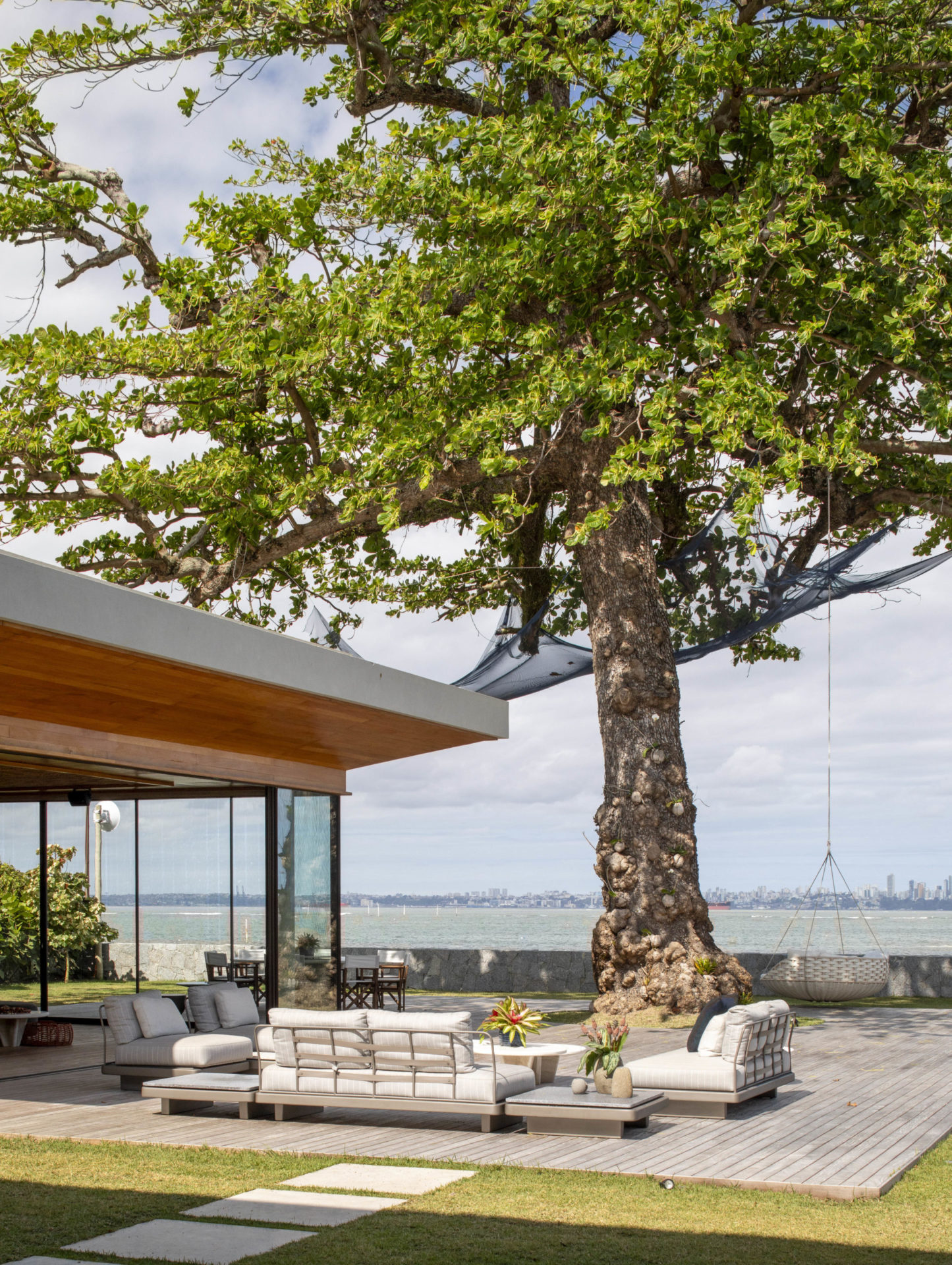 casa de praia com amendoeira e piscina