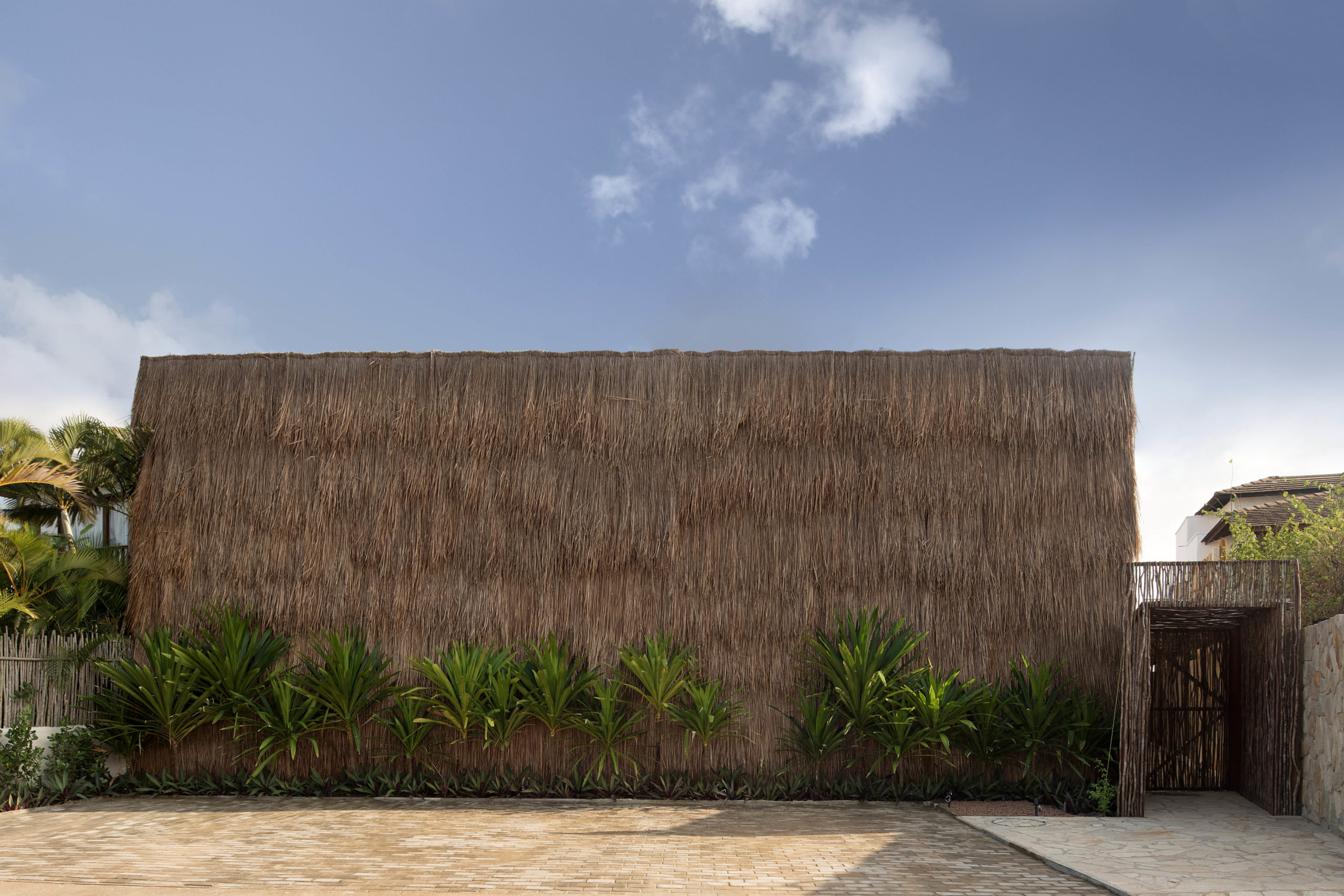 na foto casa com fachada como oca