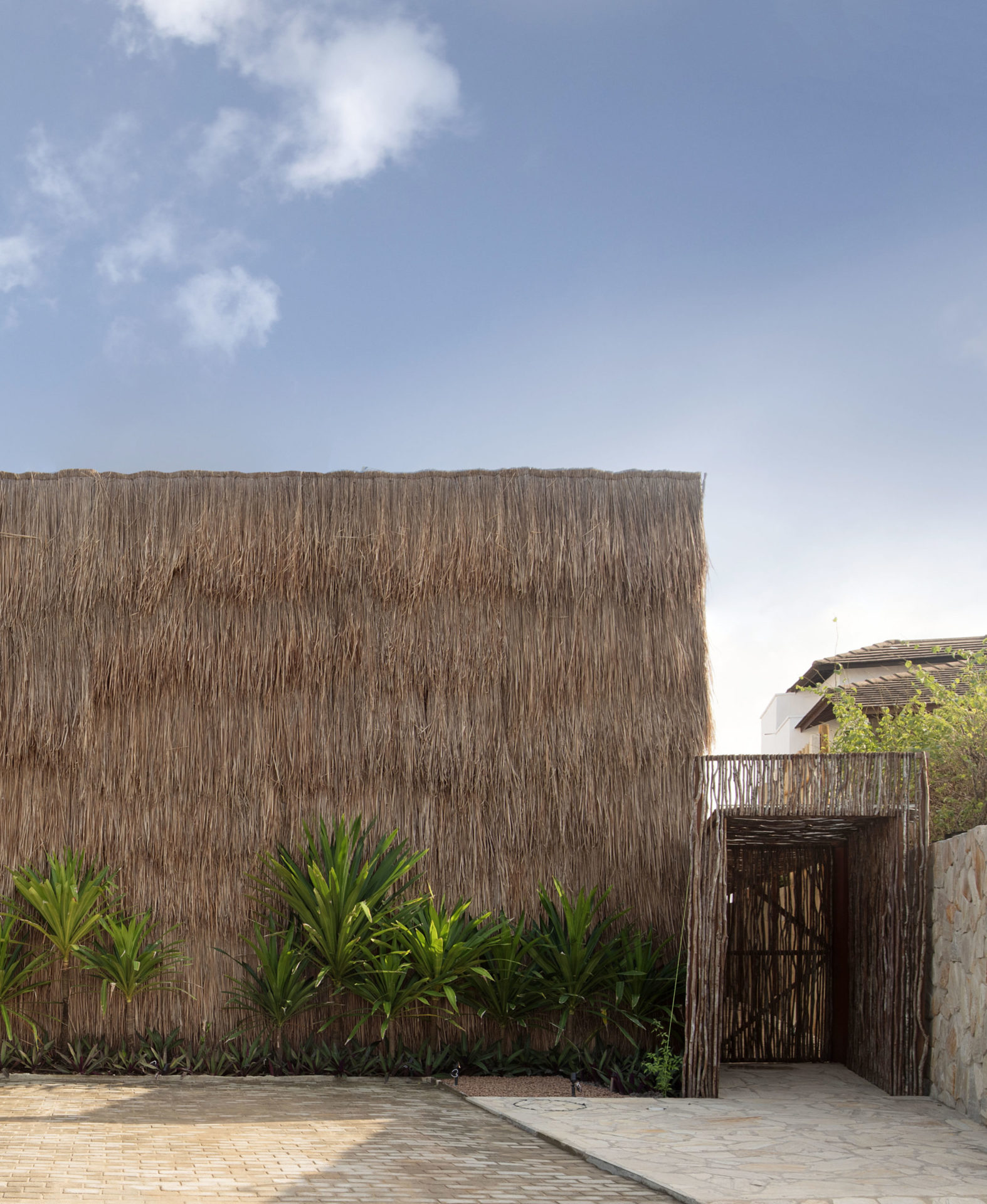 na foto uma casa com céu azul