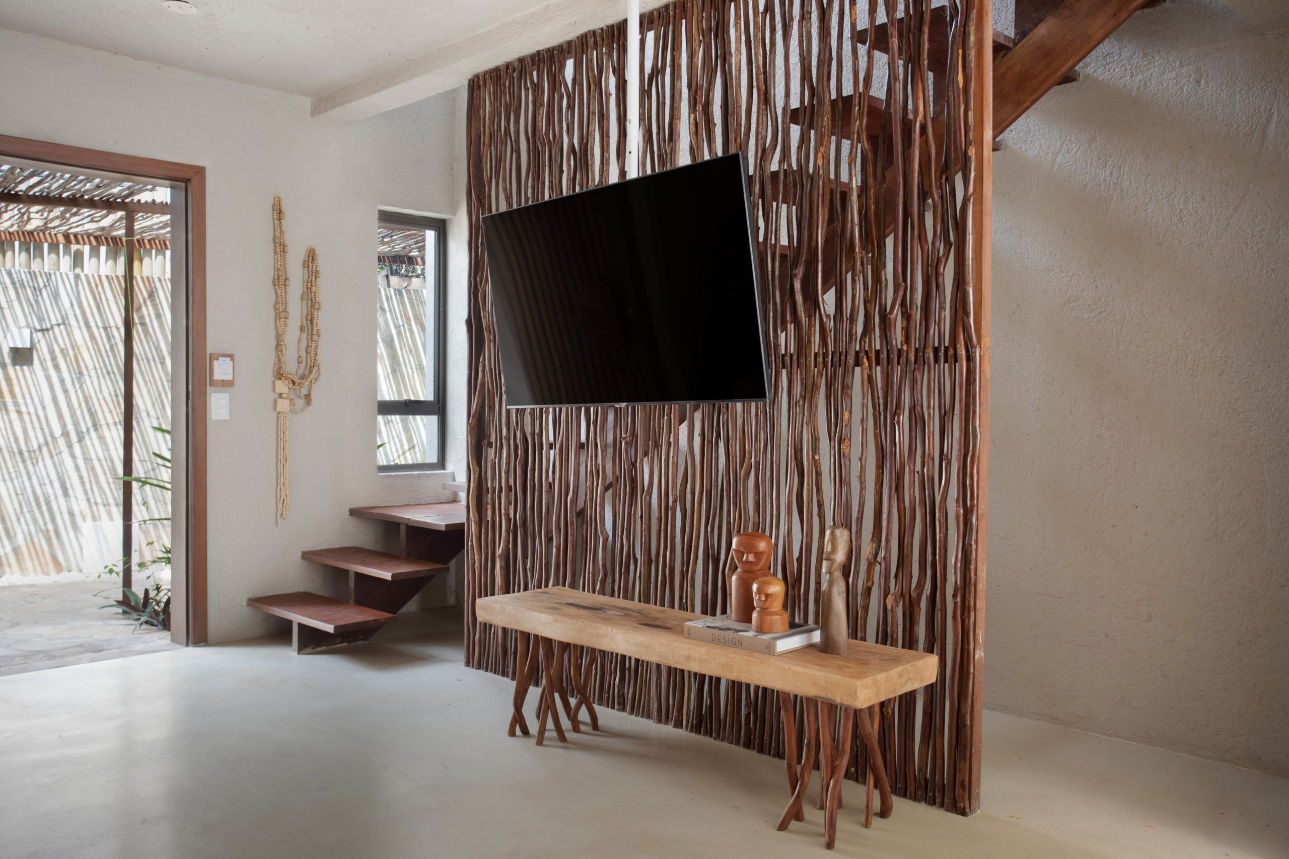 sala de tv com aparador e escada