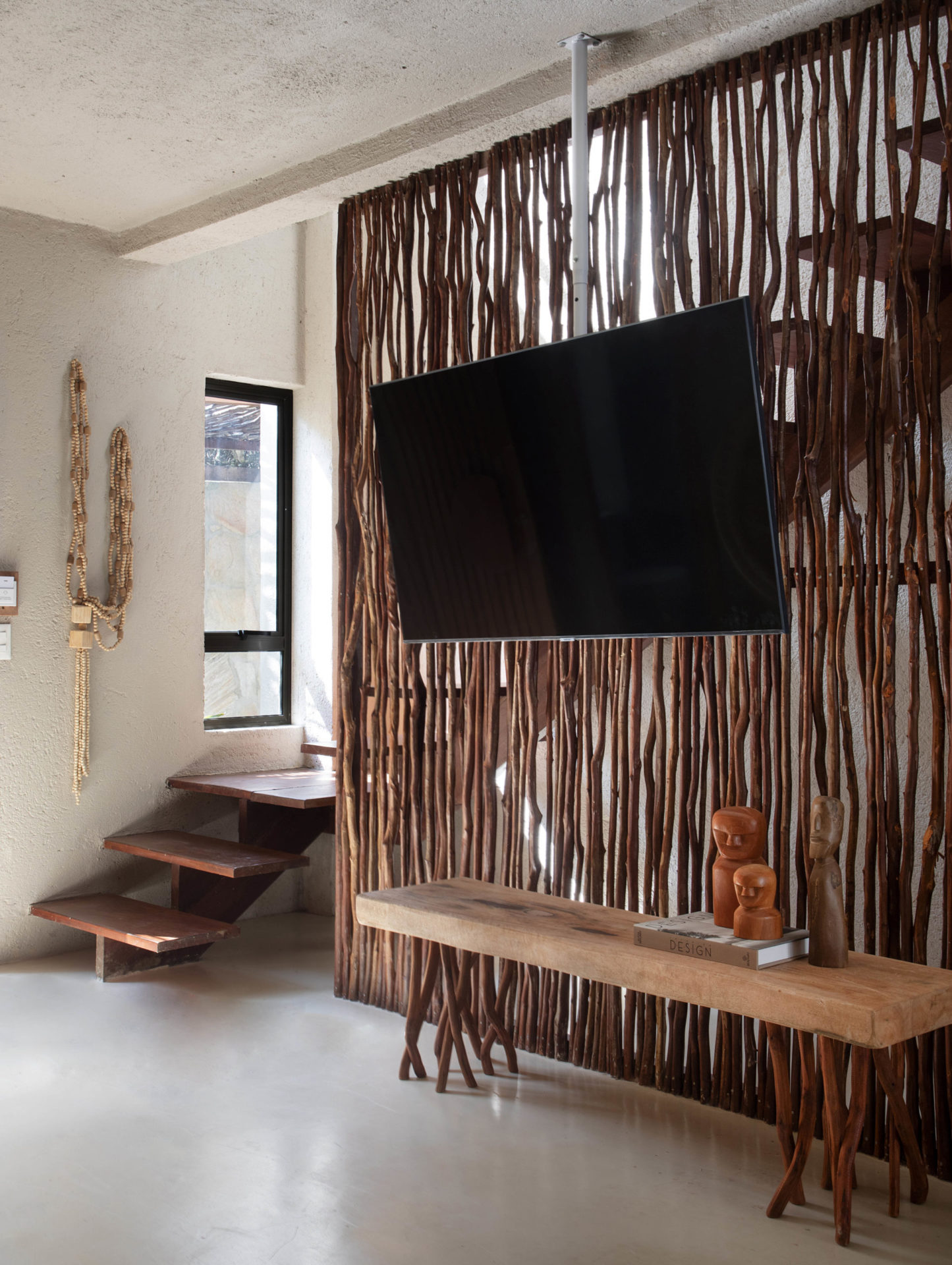 sala de tv com tv na parede