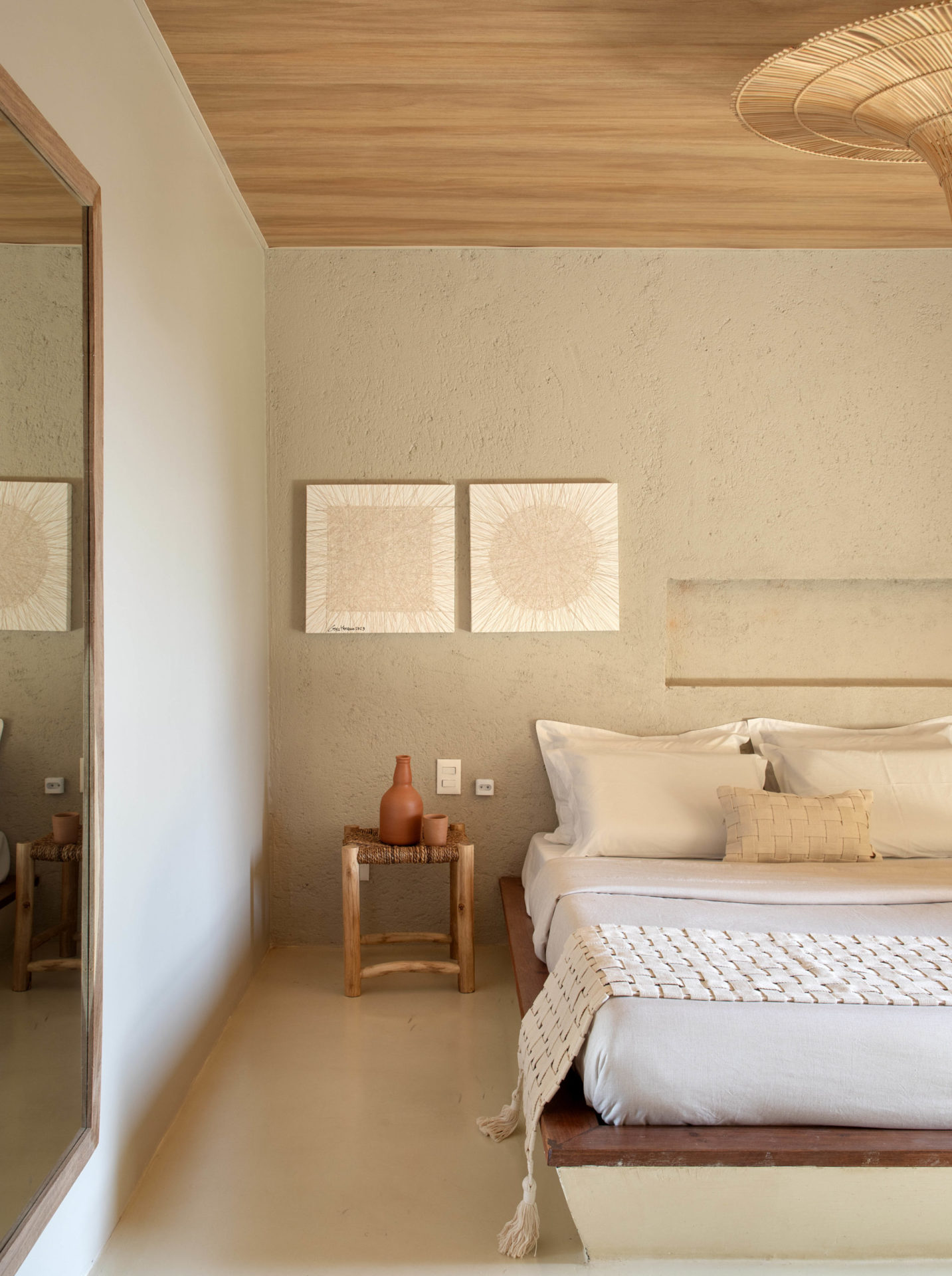 na foto quarto de casal em tons claros