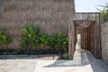 na foto uma casa com fachada inspirada em uma oca