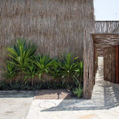 na foto uma casa com fachada inspirada em uma oca