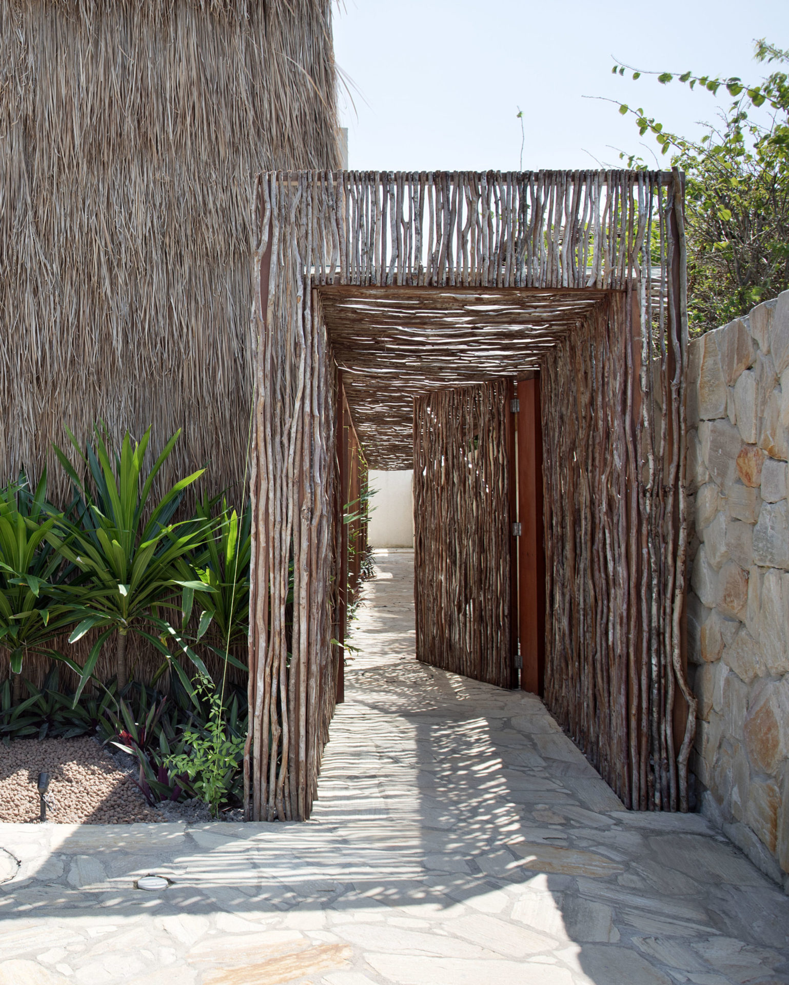 entrada de casa inspirada em uma oca