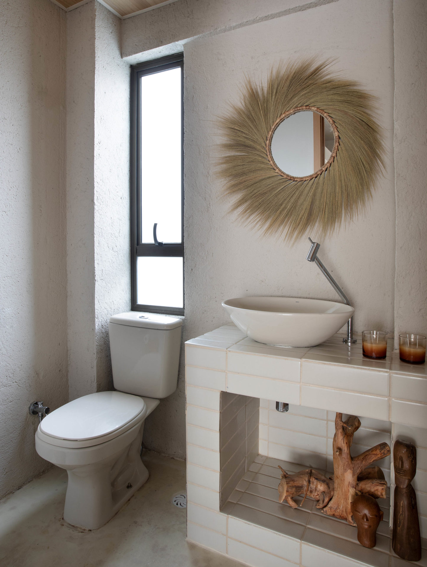 na foto banheiro com bancada, espelho e vaso sanitário