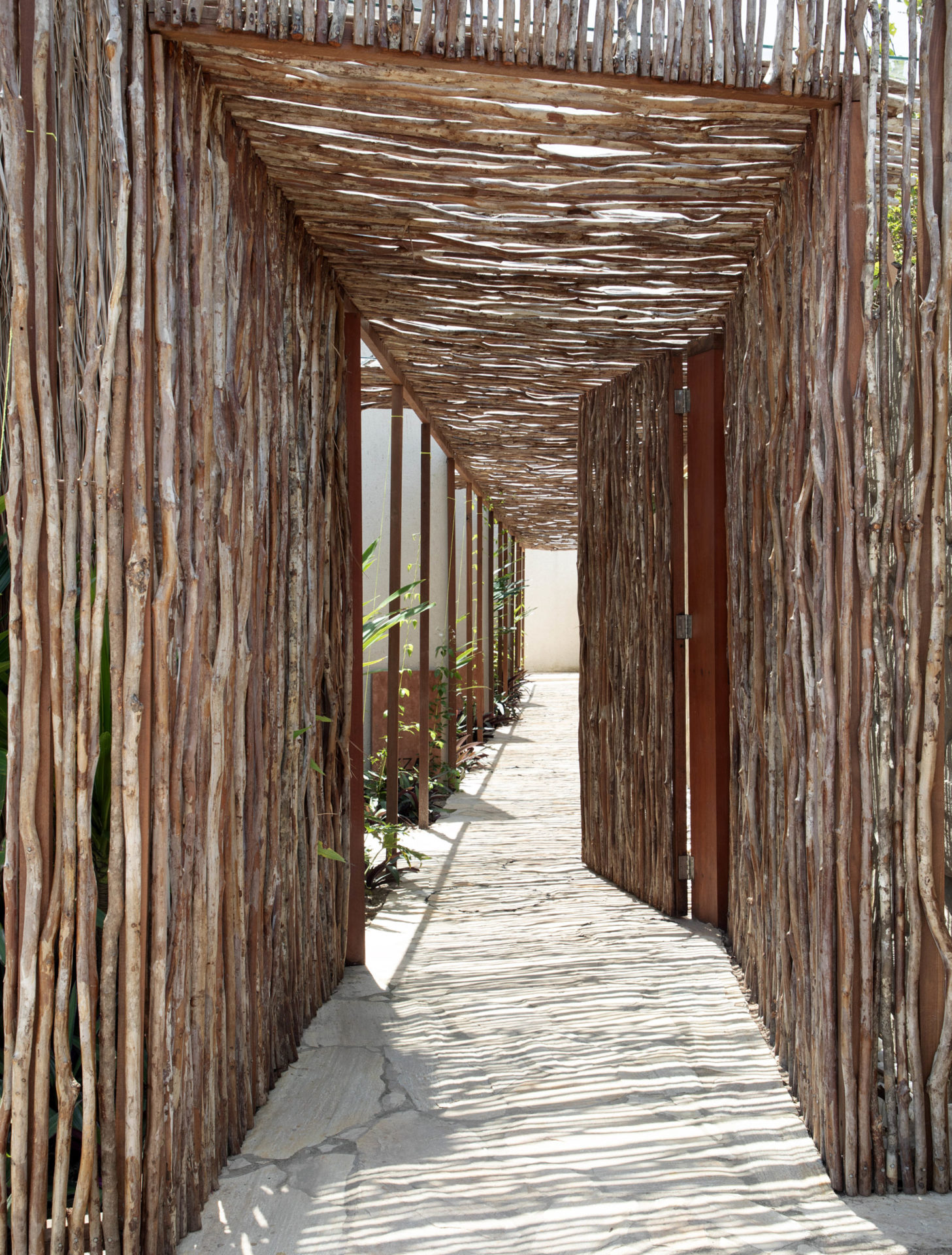 na foto um túnel que passa por dentro da casa