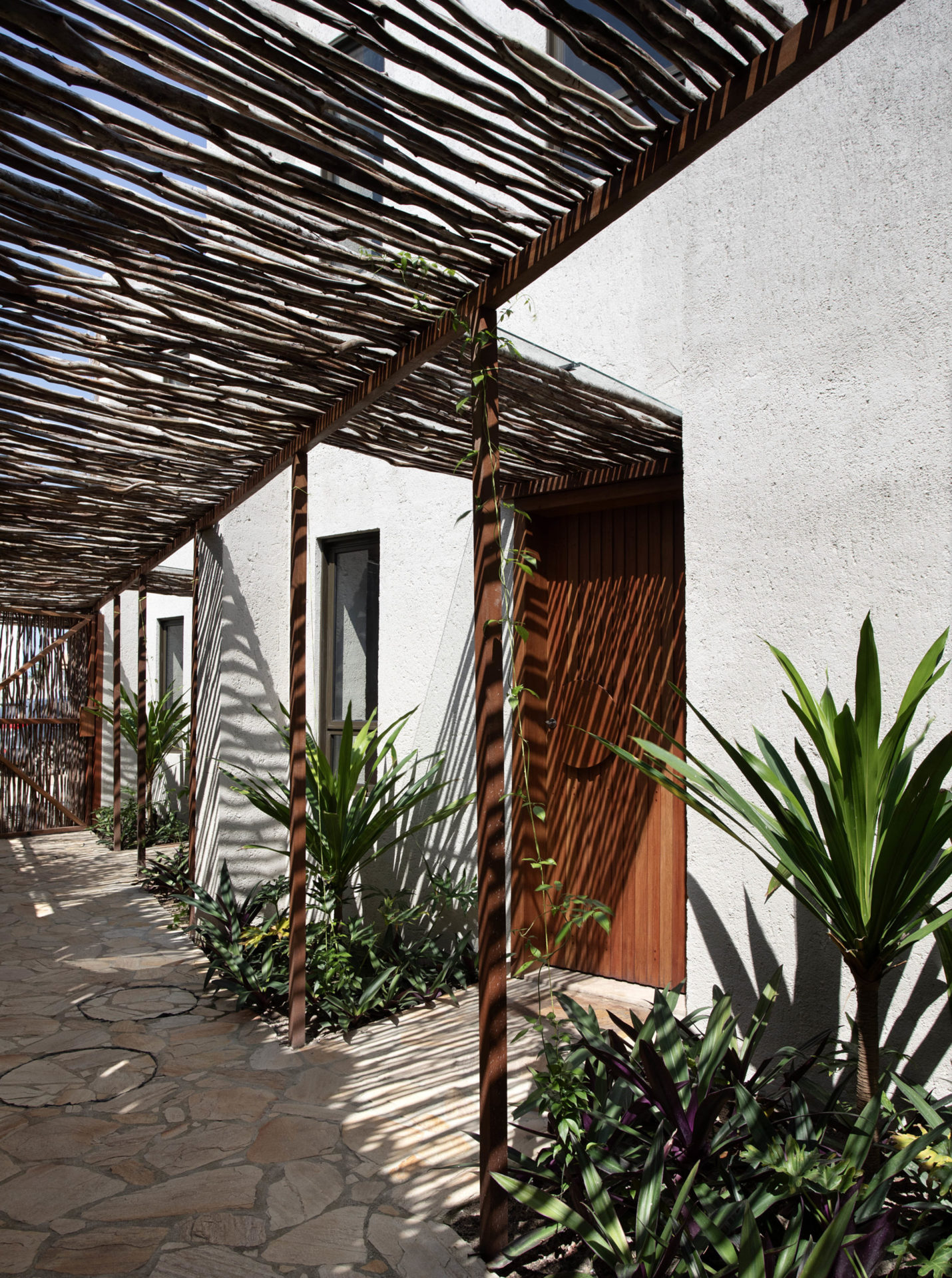 na foto uma casa com quatro chales geminados