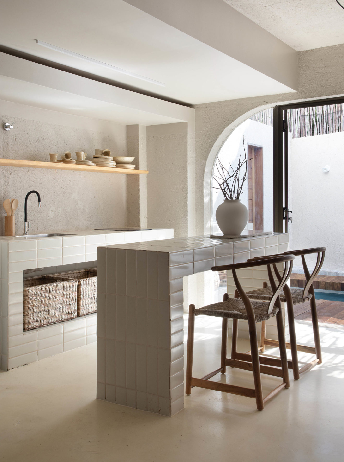 na foto cozinha com bancada e banquetas